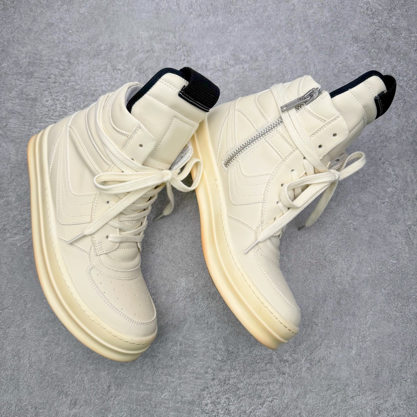 图片[3]-＃DG纯原 Rick Owens Edfu 瑞克·欧文斯高帮皮面时尚运动板鞋 黑白生胶 二级市场已经7K以上 平台客户随意卖四位数 RO广东原厂出品 纯原天花板 原版一比一复刻 冲正绝不翻车 还原度达到百分之98以上 原楦开发纸版版型 ZP拆解原版1：1复模裁片纸版 力求做到0错位 这样才能达到和zp一致的鞋型味道 采用进口cnc数控机床开发对版独家tpu奶香大底 区别于市场所有版本 zp同源全头层粒面小牛皮 达到和zp一致手感 原厂进口细纹布 万邦订购原厂高弹粉红色海绵 内里搭配软质细腻羊皮 TPU高密度大底 软硬度透光度高已经测试和原版一致 尺码：36 37 38 39 40 41 42 43 44 45 46-选品中心