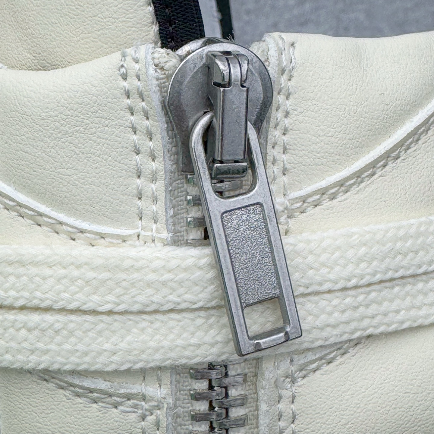 图片[11]-＃DG纯原 Rick Owens Edfu 瑞克·欧文斯高帮皮面时尚运动板鞋 黑白生胶 二级市场已经7K以上 平台客户随意卖四位数 RO广东原厂出品 纯原天花板 原版一比一复刻 冲正绝不翻车 还原度达到百分之98以上 原楦开发纸版版型 ZP拆解原版1：1复模裁片纸版 力求做到0错位 这样才能达到和zp一致的鞋型味道 采用进口cnc数控机床开发对版独家tpu奶香大底 区别于市场所有版本 zp同源全头层粒面小牛皮 达到和zp一致手感 原厂进口细纹布 万邦订购原厂高弹粉红色海绵 内里搭配软质细腻羊皮 TPU高密度大底 软硬度透光度高已经测试和原版一致 尺码：36 37 38 39 40 41 42 43 44 45 46-选品中心