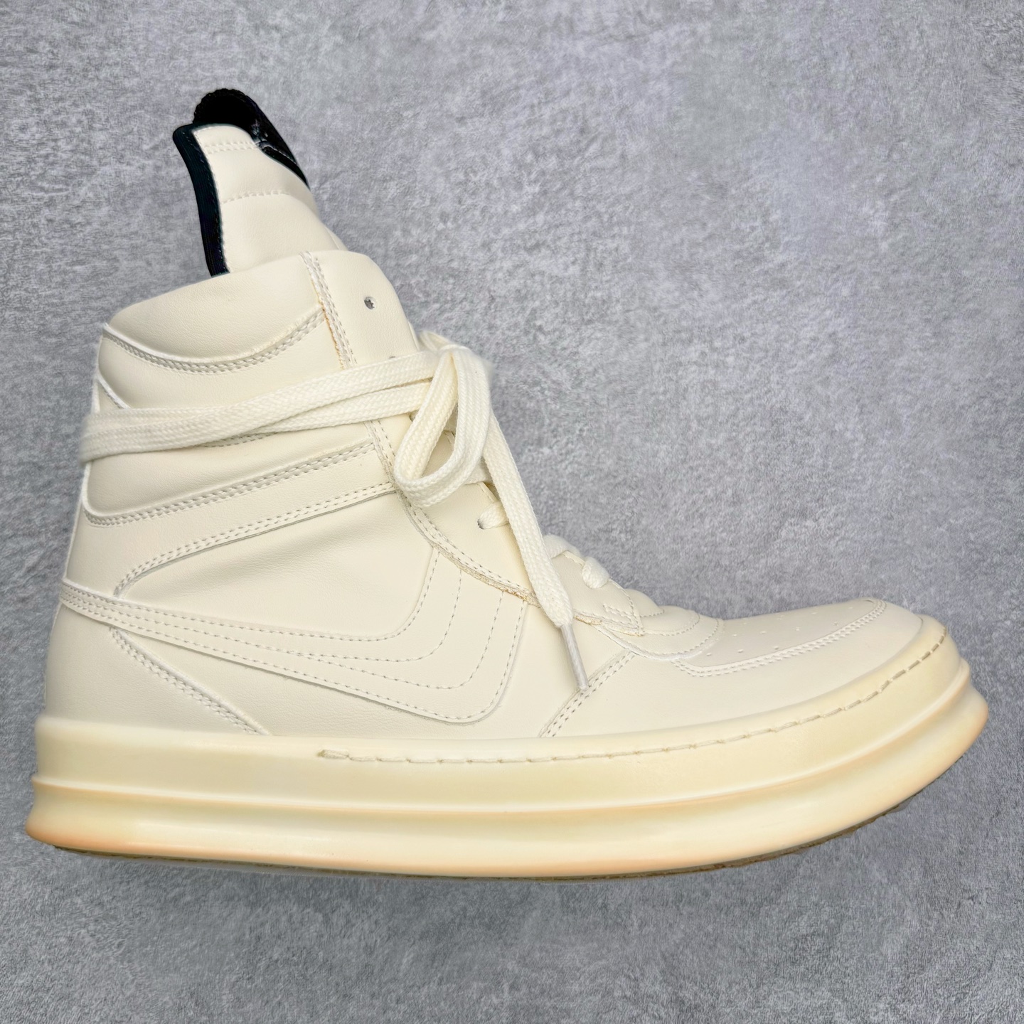 ＃DG纯原 Rick Owens Edfu 瑞克·欧文斯高帮皮面时尚运动板鞋 黑白生胶 二级市场已经7K以上 平台客户随意卖四位数 RO广东原厂出品 纯原天花板 原版一比一复刻 冲正绝不翻车 还原度达到百分之98以上 原楦开发纸版版型 ZP拆解原版1：1复模裁片纸版 力求做到0错位 这样才能达到和zp一致的鞋型味道 采用进口cnc数控机床开发对版独家tpu奶香大底 区别于市场所有版本 zp同源全头层粒面小牛皮 达到和zp一致手感 原厂进口细纹布 万邦订购原厂高弹粉红色海绵 内里搭配软质细腻羊皮 TPU高密度大底 软硬度透光度高已经测试和原版一致 尺码：36 37 38 39 40 41 42 43 44 45 46-选品中心