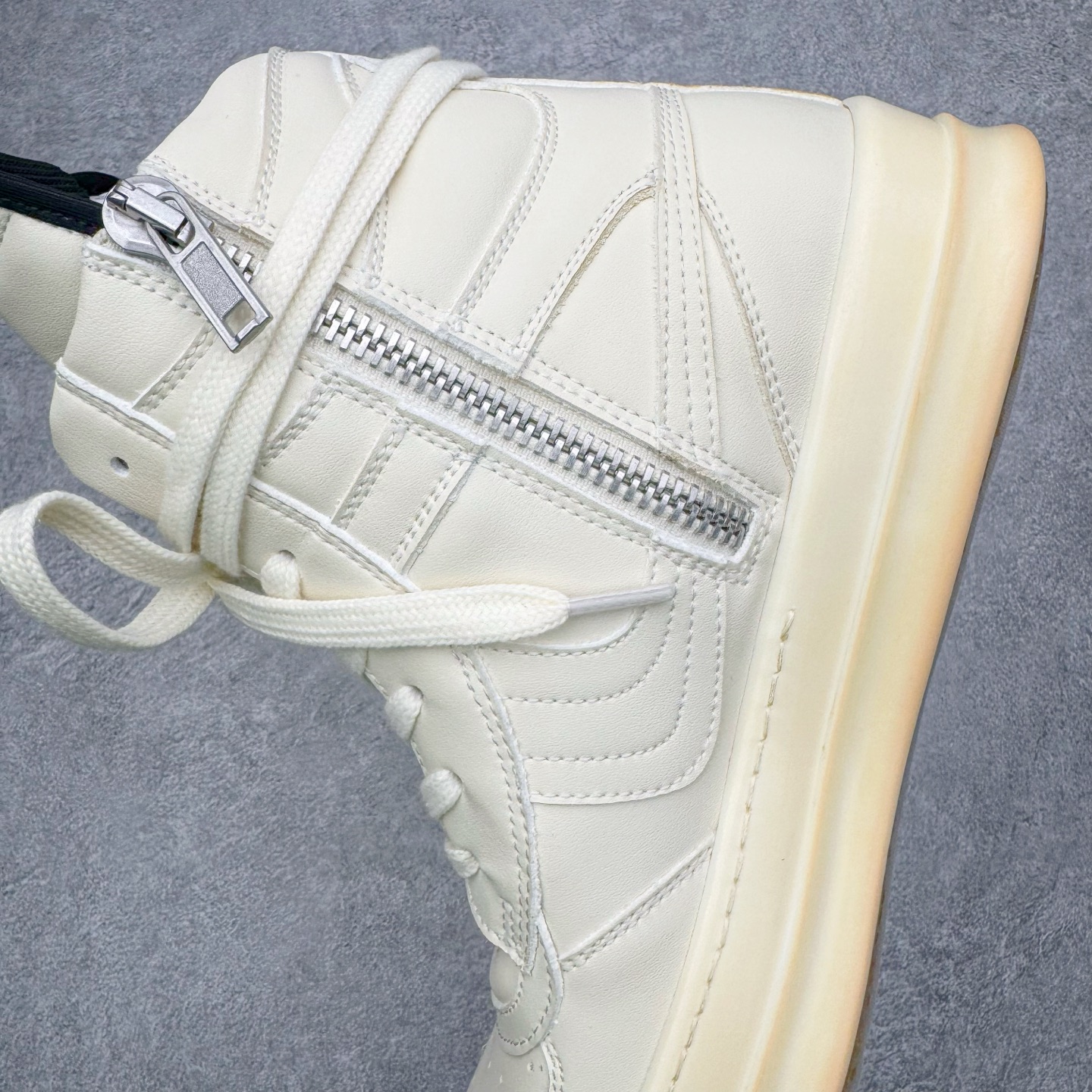 图片[7]-＃DG纯原 Rick Owens Edfu 瑞克·欧文斯高帮皮面时尚运动板鞋 黑白生胶 二级市场已经7K以上 平台客户随意卖四位数 RO广东原厂出品 纯原天花板 原版一比一复刻 冲正绝不翻车 还原度达到百分之98以上 原楦开发纸版版型 ZP拆解原版1：1复模裁片纸版 力求做到0错位 这样才能达到和zp一致的鞋型味道 采用进口cnc数控机床开发对版独家tpu奶香大底 区别于市场所有版本 zp同源全头层粒面小牛皮 达到和zp一致手感 原厂进口细纹布 万邦订购原厂高弹粉红色海绵 内里搭配软质细腻羊皮 TPU高密度大底 软硬度透光度高已经测试和原版一致 尺码：36 37 38 39 40 41 42 43 44 45 46-选品中心