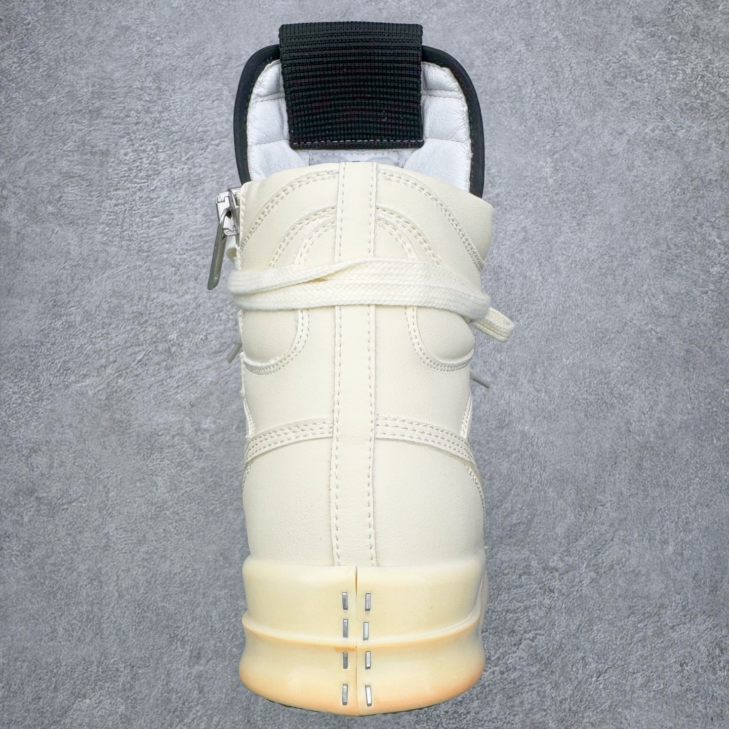 图片[8]-＃DG纯原 Rick Owens Edfu 瑞克·欧文斯高帮皮面时尚运动板鞋 黑白生胶 二级市场已经7K以上 平台客户随意卖四位数 RO广东原厂出品 纯原天花板 原版一比一复刻 冲正绝不翻车 还原度达到百分之98以上 原楦开发纸版版型 ZP拆解原版1：1复模裁片纸版 力求做到0错位 这样才能达到和zp一致的鞋型味道 采用进口cnc数控机床开发对版独家tpu奶香大底 区别于市场所有版本 zp同源全头层粒面小牛皮 达到和zp一致手感 原厂进口细纹布 万邦订购原厂高弹粉红色海绵 内里搭配软质细腻羊皮 TPU高密度大底 软硬度透光度高已经测试和原版一致 尺码：36 37 38 39 40 41 42 43 44 45 46-选品中心