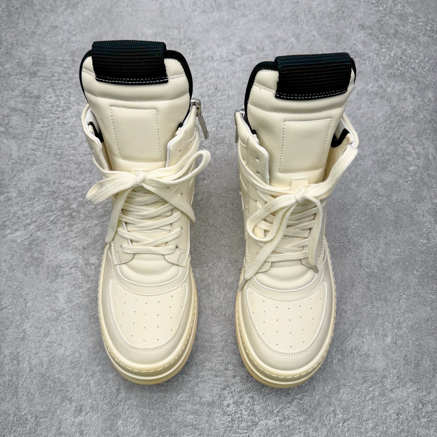 图片[2]-＃DG纯原 Rick Owens Edfu 瑞克·欧文斯高帮皮面时尚运动板鞋 黑白生胶 二级市场已经7K以上 平台客户随意卖四位数 RO广东原厂出品 纯原天花板 原版一比一复刻 冲正绝不翻车 还原度达到百分之98以上 原楦开发纸版版型 ZP拆解原版1：1复模裁片纸版 力求做到0错位 这样才能达到和zp一致的鞋型味道 采用进口cnc数控机床开发对版独家tpu奶香大底 区别于市场所有版本 zp同源全头层粒面小牛皮 达到和zp一致手感 原厂进口细纹布 万邦订购原厂高弹粉红色海绵 内里搭配软质细腻羊皮 TPU高密度大底 软硬度透光度高已经测试和原版一致 尺码：36 37 38 39 40 41 42 43 44 45 46-选品中心