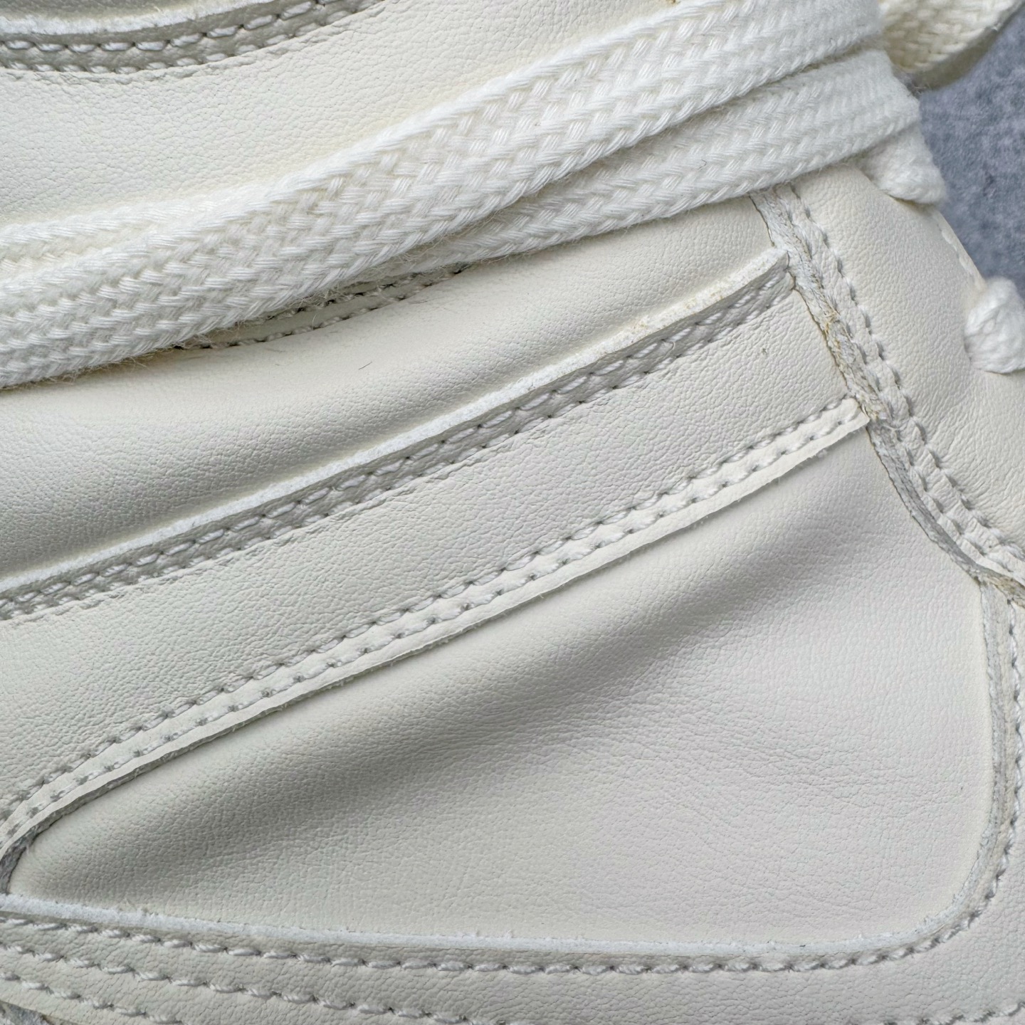 图片[19]-＃DG纯原 Rick Owens Edfu 瑞克·欧文斯高帮皮面时尚运动板鞋 黑白生胶 二级市场已经7K以上 平台客户随意卖四位数 RO广东原厂出品 纯原天花板 原版一比一复刻 冲正绝不翻车 还原度达到百分之98以上 原楦开发纸版版型 ZP拆解原版1：1复模裁片纸版 力求做到0错位 这样才能达到和zp一致的鞋型味道 采用进口cnc数控机床开发对版独家tpu奶香大底 区别于市场所有版本 zp同源全头层粒面小牛皮 达到和zp一致手感 原厂进口细纹布 万邦订购原厂高弹粉红色海绵 内里搭配软质细腻羊皮 TPU高密度大底 软硬度透光度高已经测试和原版一致 尺码：36 37 38 39 40 41 42 43 44 45 46-选品中心