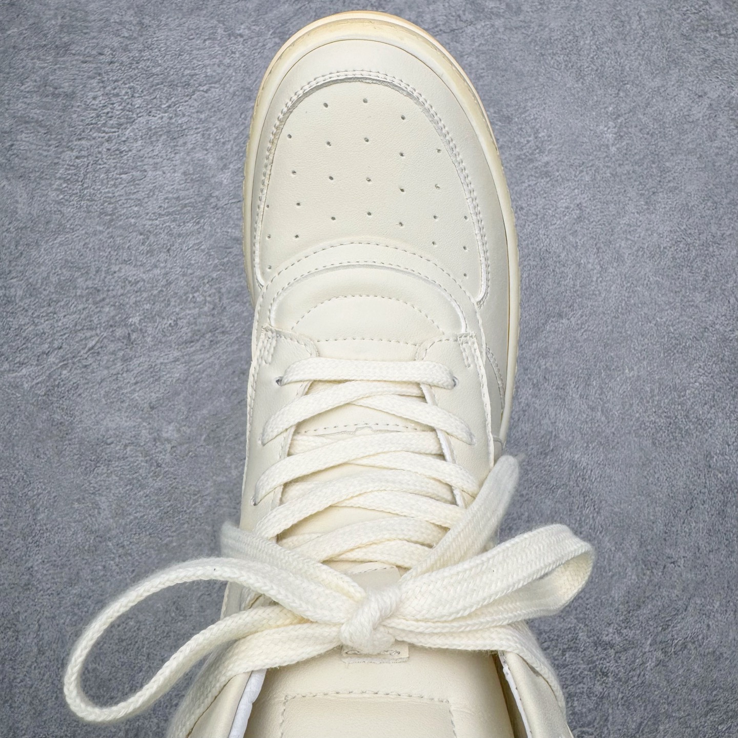 图片[4]-＃DG纯原 Rick Owens Edfu 瑞克·欧文斯高帮皮面时尚运动板鞋 黑白生胶 二级市场已经7K以上 平台客户随意卖四位数 RO广东原厂出品 纯原天花板 原版一比一复刻 冲正绝不翻车 还原度达到百分之98以上 原楦开发纸版版型 ZP拆解原版1：1复模裁片纸版 力求做到0错位 这样才能达到和zp一致的鞋型味道 采用进口cnc数控机床开发对版独家tpu奶香大底 区别于市场所有版本 zp同源全头层粒面小牛皮 达到和zp一致手感 原厂进口细纹布 万邦订购原厂高弹粉红色海绵 内里搭配软质细腻羊皮 TPU高密度大底 软硬度透光度高已经测试和原版一致 尺码：36 37 38 39 40 41 42 43 44 45 46-选品中心