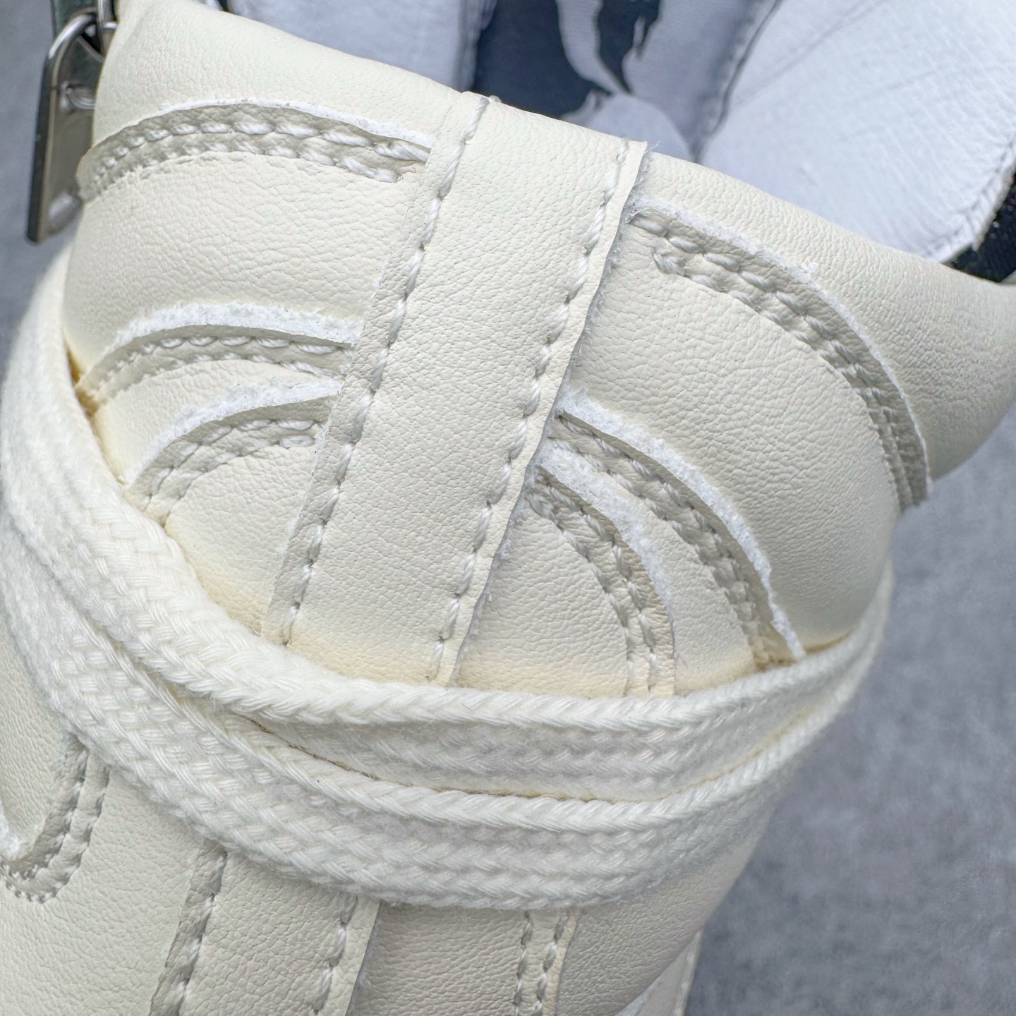 图片[17]-＃DG纯原 Rick Owens Edfu 瑞克·欧文斯高帮皮面时尚运动板鞋 黑白生胶 二级市场已经7K以上 平台客户随意卖四位数 RO广东原厂出品 纯原天花板 原版一比一复刻 冲正绝不翻车 还原度达到百分之98以上 原楦开发纸版版型 ZP拆解原版1：1复模裁片纸版 力求做到0错位 这样才能达到和zp一致的鞋型味道 采用进口cnc数控机床开发对版独家tpu奶香大底 区别于市场所有版本 zp同源全头层粒面小牛皮 达到和zp一致手感 原厂进口细纹布 万邦订购原厂高弹粉红色海绵 内里搭配软质细腻羊皮 TPU高密度大底 软硬度透光度高已经测试和原版一致 尺码：36 37 38 39 40 41 42 43 44 45 46-选品中心