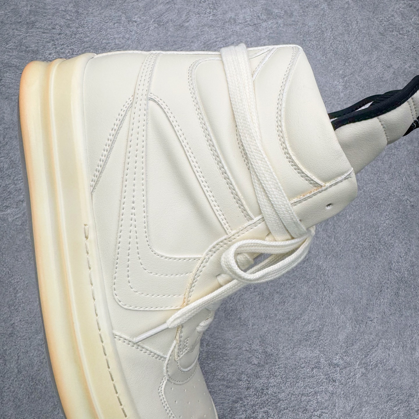 图片[6]-＃DG纯原 Rick Owens Edfu 瑞克·欧文斯高帮皮面时尚运动板鞋 黑白生胶 二级市场已经7K以上 平台客户随意卖四位数 RO广东原厂出品 纯原天花板 原版一比一复刻 冲正绝不翻车 还原度达到百分之98以上 原楦开发纸版版型 ZP拆解原版1：1复模裁片纸版 力求做到0错位 这样才能达到和zp一致的鞋型味道 采用进口cnc数控机床开发对版独家tpu奶香大底 区别于市场所有版本 zp同源全头层粒面小牛皮 达到和zp一致手感 原厂进口细纹布 万邦订购原厂高弹粉红色海绵 内里搭配软质细腻羊皮 TPU高密度大底 软硬度透光度高已经测试和原版一致 尺码：36 37 38 39 40 41 42 43 44 45 46-选品中心