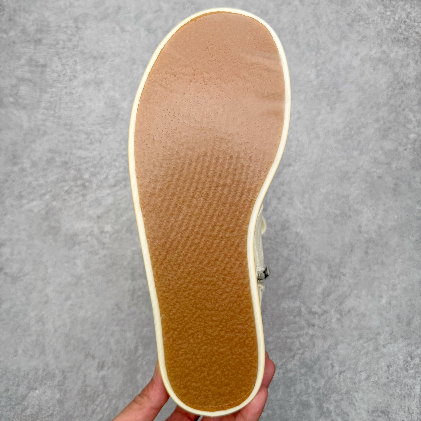 图片[9]-＃DG纯原 Rick Owens Edfu 瑞克·欧文斯高帮皮面时尚运动板鞋 黑白生胶 二级市场已经7K以上 平台客户随意卖四位数 RO广东原厂出品 纯原天花板 原版一比一复刻 冲正绝不翻车 还原度达到百分之98以上 原楦开发纸版版型 ZP拆解原版1：1复模裁片纸版 力求做到0错位 这样才能达到和zp一致的鞋型味道 采用进口cnc数控机床开发对版独家tpu奶香大底 区别于市场所有版本 zp同源全头层粒面小牛皮 达到和zp一致手感 原厂进口细纹布 万邦订购原厂高弹粉红色海绵 内里搭配软质细腻羊皮 TPU高密度大底 软硬度透光度高已经测试和原版一致 尺码：36 37 38 39 40 41 42 43 44 45 46-选品中心