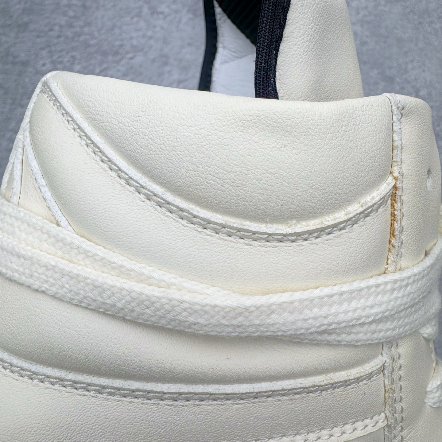 图片[18]-＃DG纯原 Rick Owens Edfu 瑞克·欧文斯高帮皮面时尚运动板鞋 黑白生胶 二级市场已经7K以上 平台客户随意卖四位数 RO广东原厂出品 纯原天花板 原版一比一复刻 冲正绝不翻车 还原度达到百分之98以上 原楦开发纸版版型 ZP拆解原版1：1复模裁片纸版 力求做到0错位 这样才能达到和zp一致的鞋型味道 采用进口cnc数控机床开发对版独家tpu奶香大底 区别于市场所有版本 zp同源全头层粒面小牛皮 达到和zp一致手感 原厂进口细纹布 万邦订购原厂高弹粉红色海绵 内里搭配软质细腻羊皮 TPU高密度大底 软硬度透光度高已经测试和原版一致 尺码：36 37 38 39 40 41 42 43 44 45 46-选品中心