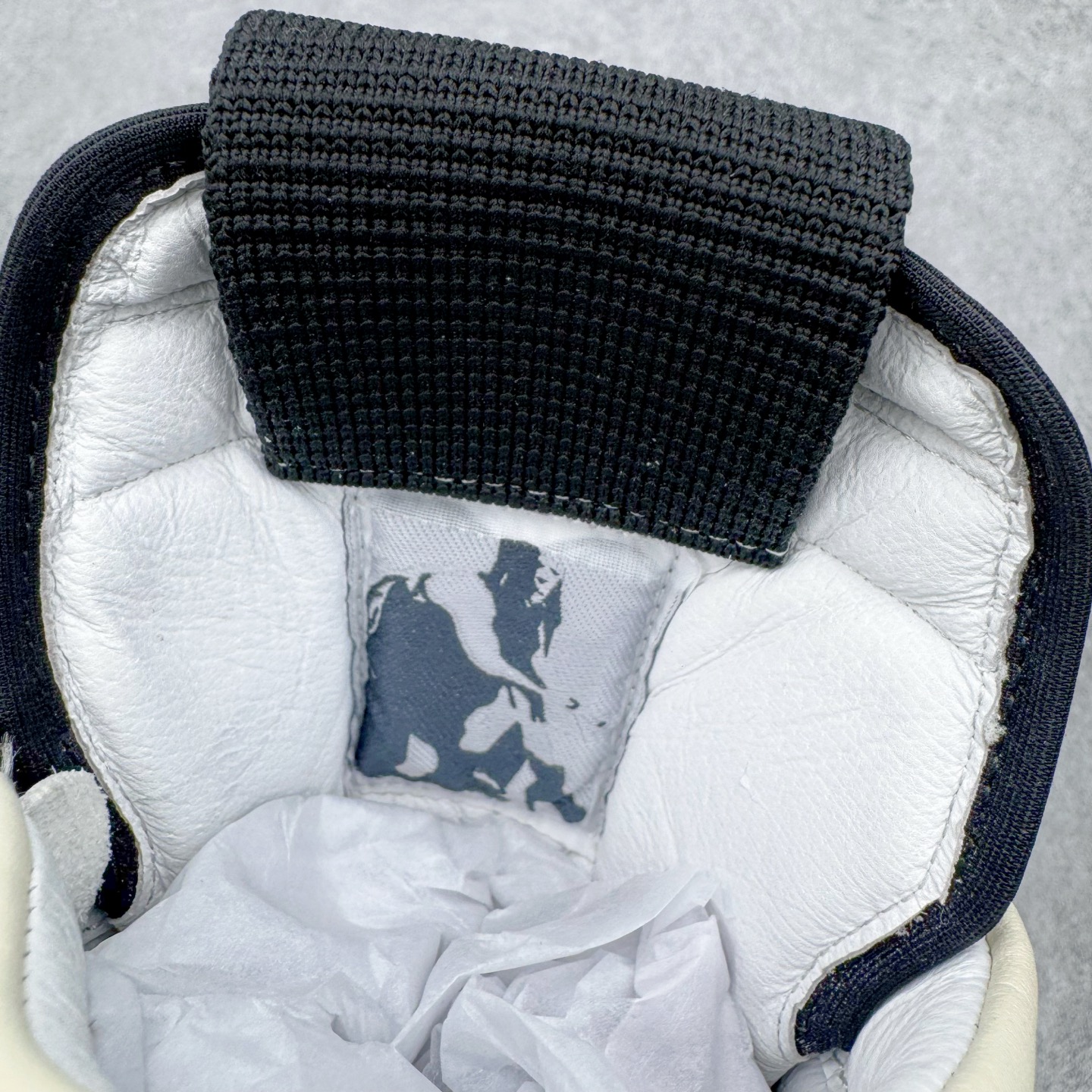 图片[16]-＃DG纯原 Rick Owens Edfu 瑞克·欧文斯高帮皮面时尚运动板鞋 黑白生胶 二级市场已经7K以上 平台客户随意卖四位数 RO广东原厂出品 纯原天花板 原版一比一复刻 冲正绝不翻车 还原度达到百分之98以上 原楦开发纸版版型 ZP拆解原版1：1复模裁片纸版 力求做到0错位 这样才能达到和zp一致的鞋型味道 采用进口cnc数控机床开发对版独家tpu奶香大底 区别于市场所有版本 zp同源全头层粒面小牛皮 达到和zp一致手感 原厂进口细纹布 万邦订购原厂高弹粉红色海绵 内里搭配软质细腻羊皮 TPU高密度大底 软硬度透光度高已经测试和原版一致 尺码：36 37 38 39 40 41 42 43 44 45 46-选品中心