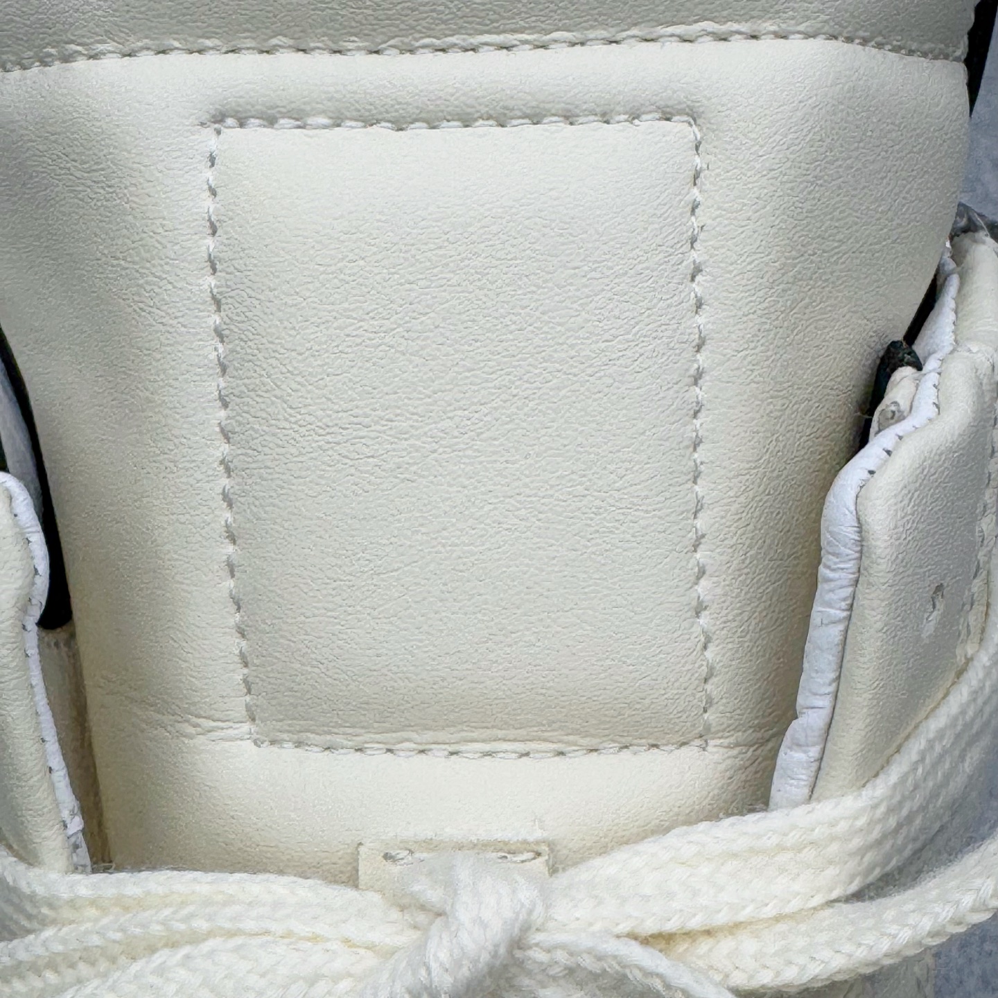 图片[13]-＃DG纯原 Rick Owens Edfu 瑞克·欧文斯高帮皮面时尚运动板鞋 黑白生胶 二级市场已经7K以上 平台客户随意卖四位数 RO广东原厂出品 纯原天花板 原版一比一复刻 冲正绝不翻车 还原度达到百分之98以上 原楦开发纸版版型 ZP拆解原版1：1复模裁片纸版 力求做到0错位 这样才能达到和zp一致的鞋型味道 采用进口cnc数控机床开发对版独家tpu奶香大底 区别于市场所有版本 zp同源全头层粒面小牛皮 达到和zp一致手感 原厂进口细纹布 万邦订购原厂高弹粉红色海绵 内里搭配软质细腻羊皮 TPU高密度大底 软硬度透光度高已经测试和原版一致 尺码：36 37 38 39 40 41 42 43 44 45 46-选品中心