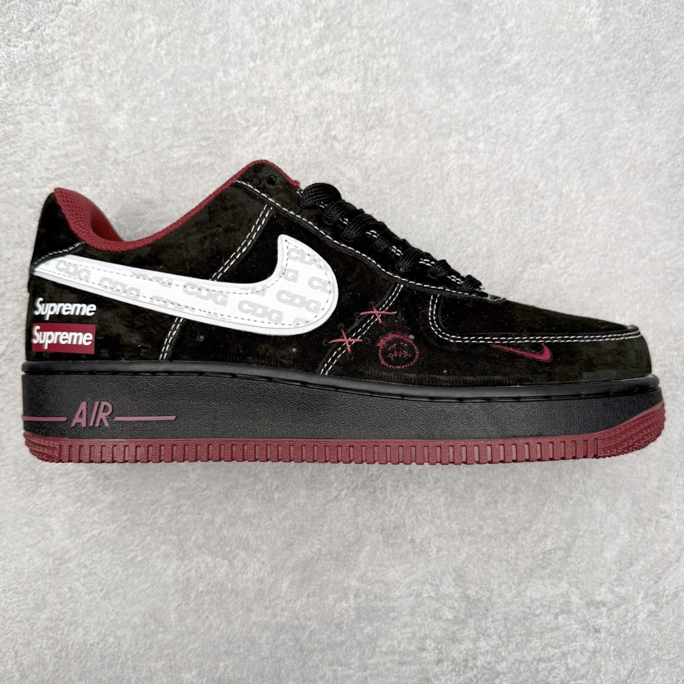 NK Air Force 1´07 Low 空军一号低帮百搭休闲运动板鞋 XZ6188-117 柔软、弹性十足的缓震性能和出色的中底设计 横跨复古与现代的外型结合 造就出风靡全球 三十多年的Force 1 直到今天还深受青睐 实拍调校N版已经零色差零失真 百分百还原实物色彩所见即所得 不存在货不对板色差等低级问题 选购参考实物拍摄 不混卖不参货 只用心做好货严格选品 承诺混一赔十 尺码：36 36.5 37.5 38 38.5 39 40 40.5 41 42 42.5 43 44 44.5 45-选品中心