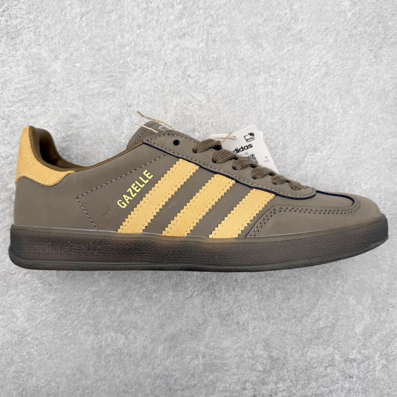 💰200 AD Gazelle Indoor Trainers 羚羊内训系列低帮复古百搭休闲运动德训风板鞋 JQ8386 90年代经典的复刻版！自60年代以足球训练鞋面世以来,Gazelle就以其经典设计席卷全球。1991年版本的复刻,再造经典Gazelle。采用皮革打造,搭配浊色细节,让这款经典更加简约。尺码：36 36⅔ 37⅓ 38 38⅔ 39⅓ 40 40⅔ 41⅓ 42 42⅔ 43⅓ 44⅓ 44⅔ 45
编码：Fby2936040