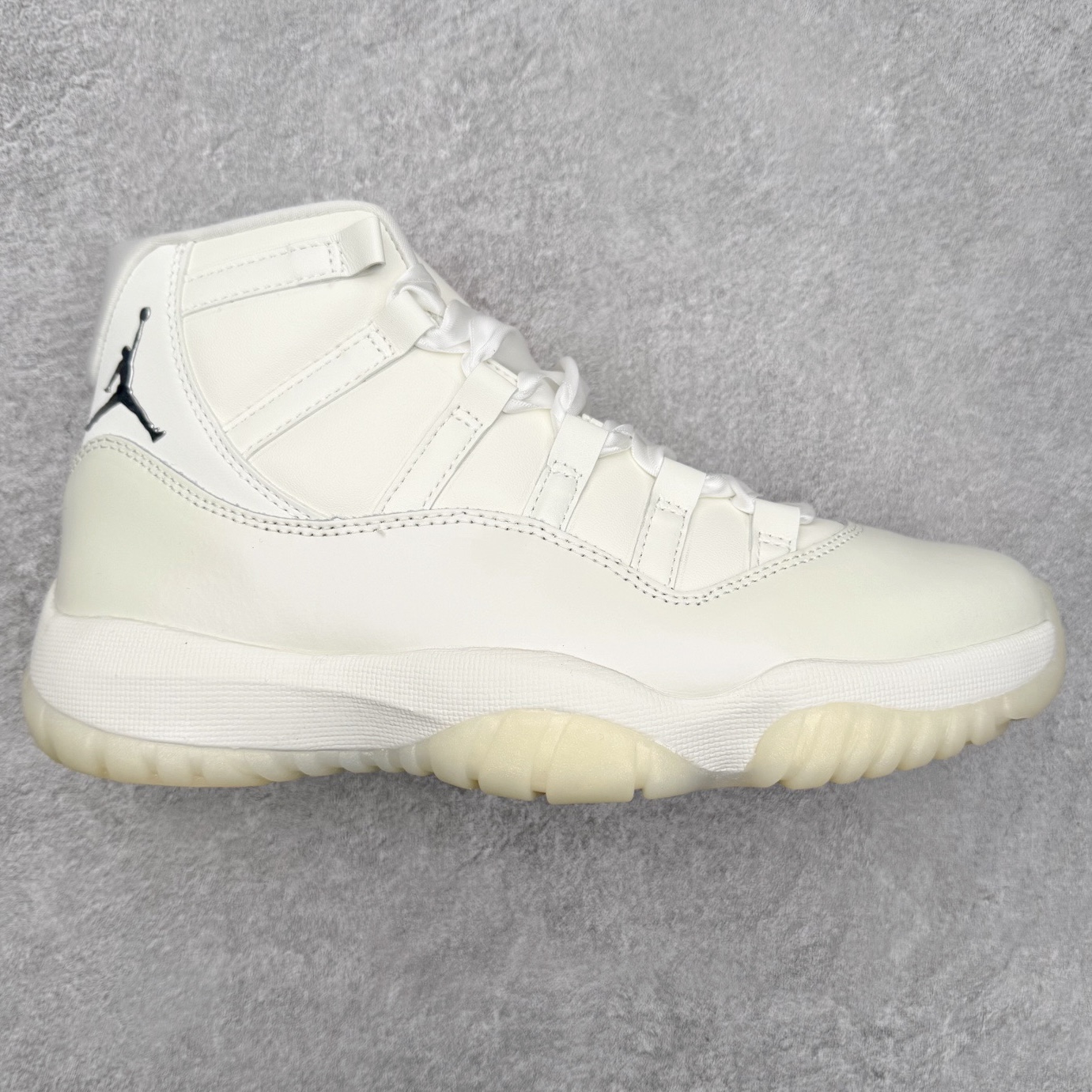 ＃B版 Air Jordan AJ11 Retro“Pearl” 珍珠白 AR0715-110 此版本只针对中端市场 皮料材质有所更替 真碳板加持 进口漆皮 防冻不开裂 头层皮料 原装鞋撑 水晶大底正确色度色泽 原楦原数据刺绣 原厂车缝走线及对位 毫厘不差 飞人logo采用原数据电脑刺绣 原装正品碳纤维真实碳板 增强抗扭 原内标 原盒标 正确官方原盒 防氧化水晶外底 原厂配套全掌solo气垫 尺码：36 36.5 37.5 38 38.5 39 40 40.5 41 42 42.5 43 44 44.5 45 46 47.5-选品中心