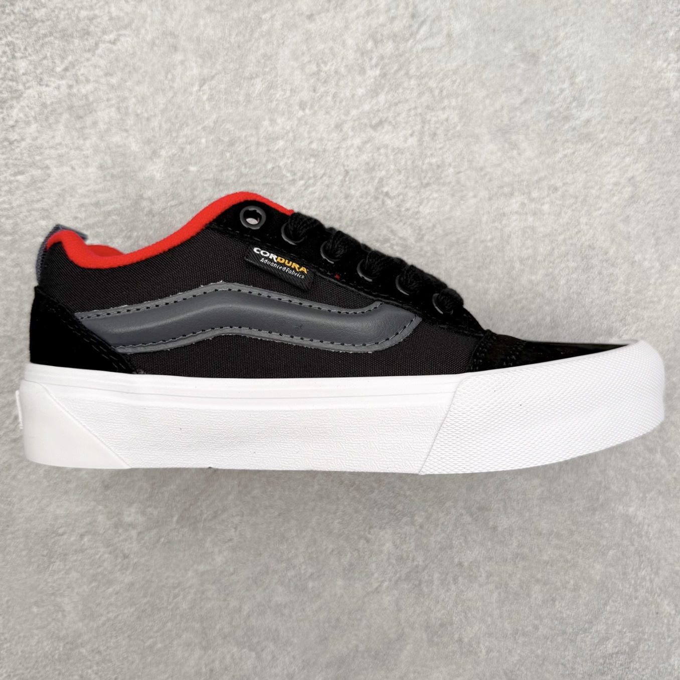 Vans Knu Skool Cordura 黑红 官方新款 复古休闲胖胖面包鞋 肥胖版大LOGO原版全皮猪八面料 货号：VN000D22DE2 尺码：35 36 36.5 37 38 38.5 39 40 40.5 41 42 42.5 43 44 工艺：硫化1：1（重量1：1、真标、原钢印、材质标、鞋型标、合格证）-选品中心