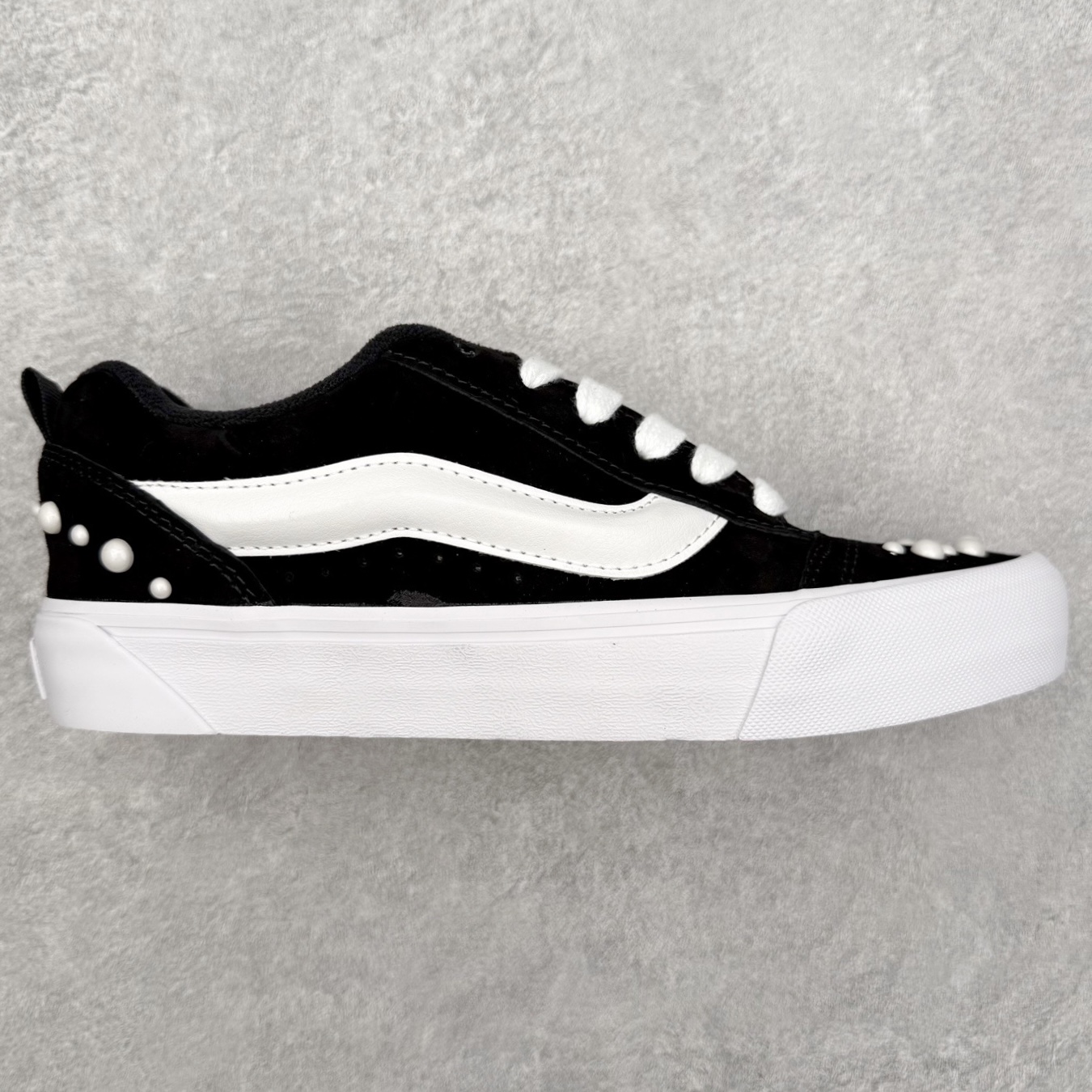 Vans Knu Skool 珍珠铆钉面包鞋 此次以珍珠元素为设计亮点，面包鞋标志性的立体大Logo搭配黑色麂皮材质，鞋面及后跟融合珍珠铆钉元素，品牌再次以大胆玩味的精神，将经典街头鞋款焕新呈现，成为冬日时尚焦点。 货号：VN000E9XBLA 尺码：35 36 36.5 37 38 38.5 39 40 40.5 41 42 42.5 43 44 45-选品中心