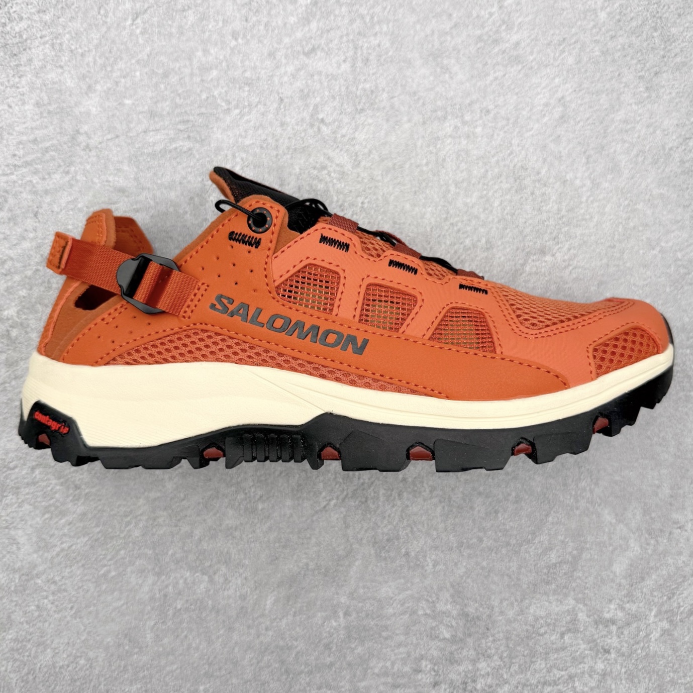 SALOMON萨洛蒙 Techamphibian 5 圆头舒适 透气速干抓地溯溪鞋 男女同款 SALOMON诞生于1947年的法国阿尔卑斯山区，全球知名的户外运动品牌。一直致力于推动滑雪、越野跑等山地运动的发展及产品的进步。其产品设计致力于追求创新和发掘产品的性能极限，帮助喜欢自由的人在山地间不断挑战自我。实拍调校N版已经零色差零失真 百分百还原实物色彩所见即所得 不存在货不对板色差等低级问题 选购参考实物拍摄 不混卖不参货 只用心做好货严格选品 承诺混一赔十 尺码：36 36.5 37.5 38 38.5 39 40 40.5 41 42 42.5 43 44 44.5 45-选品中心