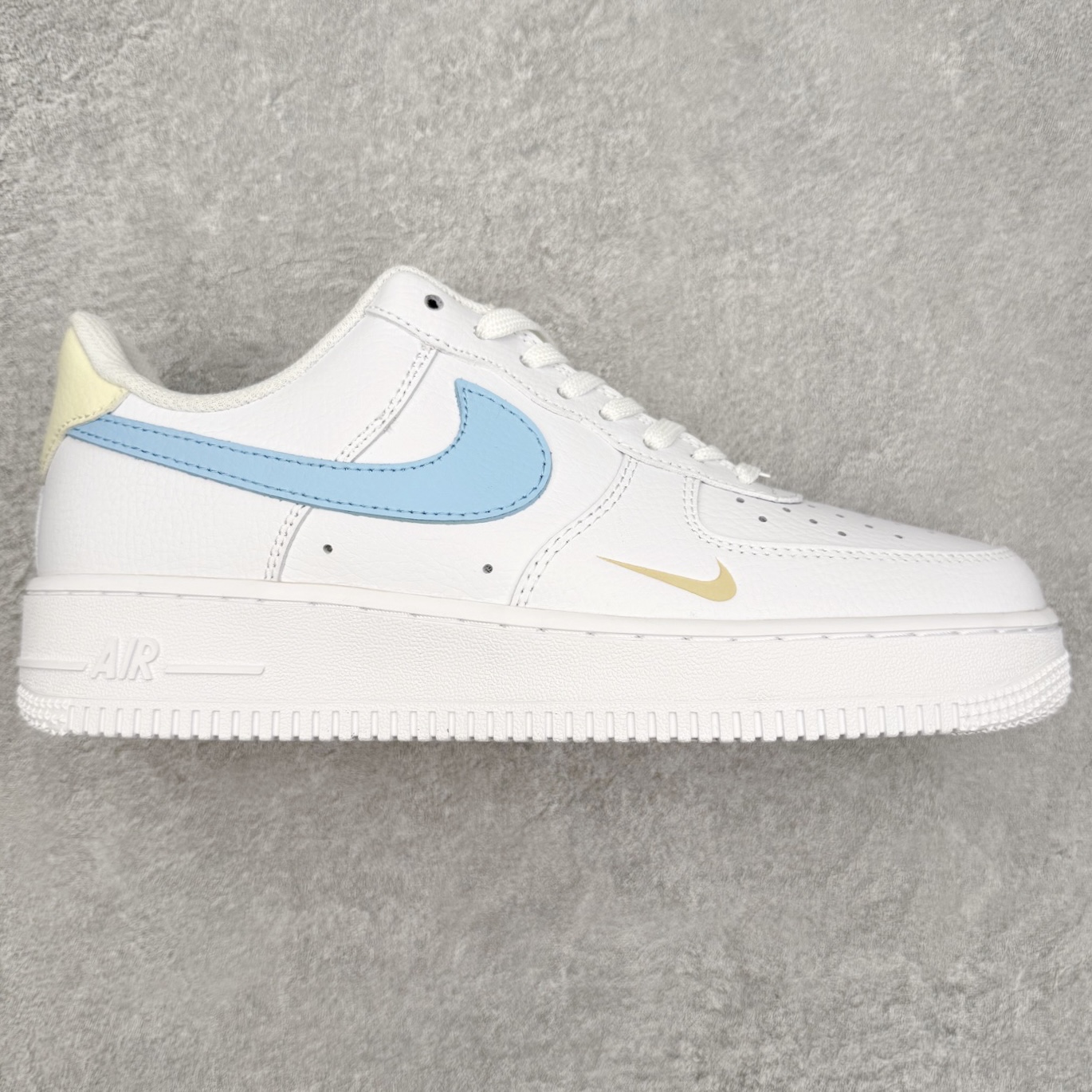 NK Air Force 1´07 Low 空军一号低帮百搭休闲运动板鞋 HF0022-100 柔软、弹性十足的缓震性能和出色的中底设计 横跨复古与现代的外型结合 造就出风靡全球 三十多年的Force 1 直到今天还深受青睐 实拍调校N版已经零色差零失真 百分百还原实物色彩所见即所得 不存在货不对板色差等低级问题 选购参考实物拍摄 不混卖不参货 只用心做好货严格选品 承诺混一赔十 尺码：36 36.5 37.5 38 38.5 39 40 40.5 41 42 42.5 43 44 44.5 45-选品中心