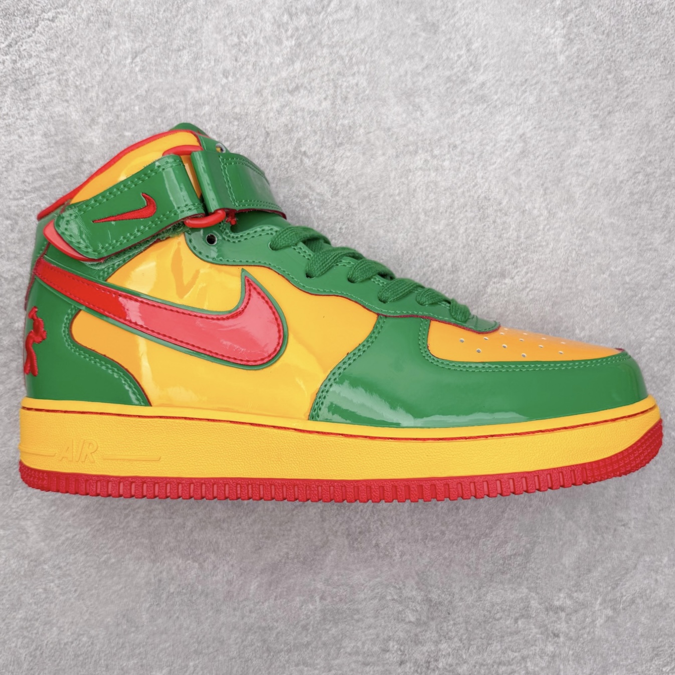 NK Air Force 1´07 Mid 空军一号中帮百搭休闲运动板鞋 IH4383-001 柔软、弹性十足的缓震性能和出色的中底设计 横跨复古与现代的外型结合 造就出风靡全球 三十多年的Force 1 直到今天还深受青睐 实拍调校N版已经零色差零失真 百分百还原实物色彩所见即所得 不存在货不对板色差等低级问题 选购参考实物拍摄 不混卖不参货 只用心做好货严格选品 承诺混一赔十 尺码：36 36.5 37.5 38 38.5 39 40 40.5 41 42 42.5 43 44 44.5 45-选品中心