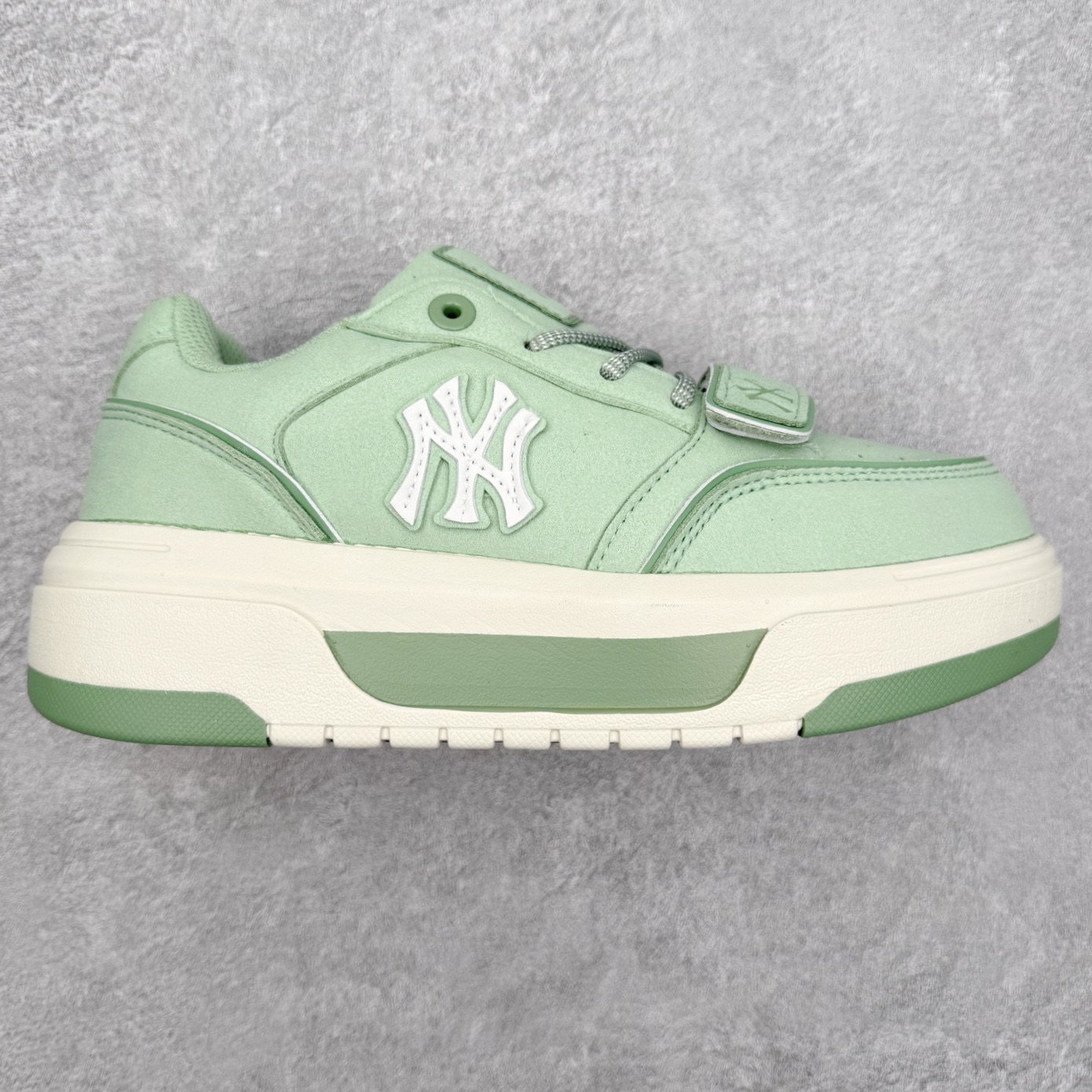 MLB Chunky Liner Basic 复古印花学长鞋系列低帮轻量增高厚底百搭休闲运动慢跑鞋板鞋 Korea韩国联名NY美国榄球纽约洋基队限定 韩国代购专供 全套原楦原纸板原厂数据开发 正确中底拉帮中底网布细节 平台代购专供 左脚内置芯片 韩国代购吊牌标贴 独家一比一RB+MD组合大底 高频后跟小人Logo精准对位立体饱满 正确网布加超迁鞋面 转印中底走线紧密 转印Logo工艺表层防刮不掉色 尺码：35 36 36.5 37.5 38 38.5 39 40 40.5 41 42 42.5 43 44 45-选品中心