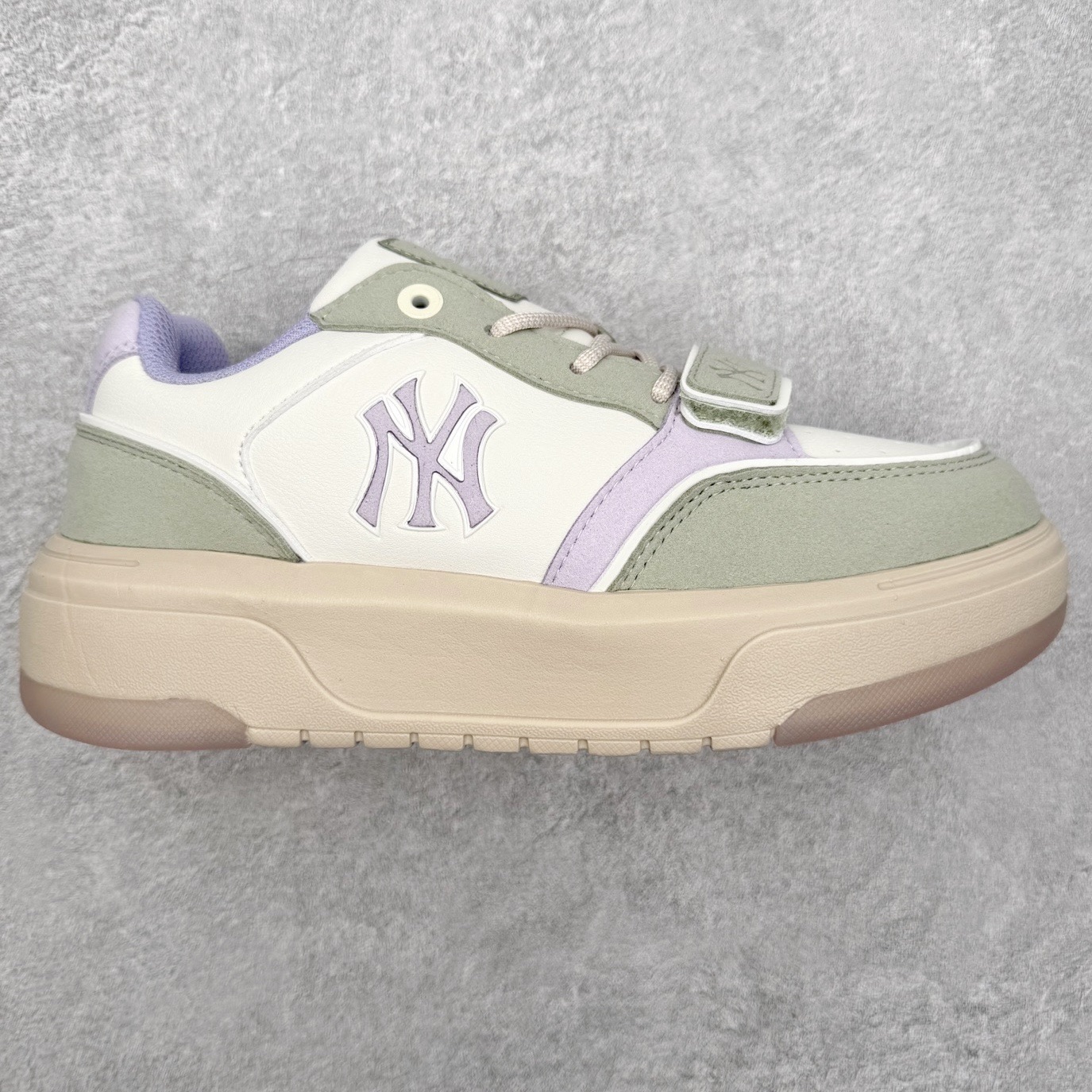 MLB Chunky Liner Basic 复古印花学长鞋系列低帮轻量增高厚底百搭休闲运动慢跑鞋板鞋 Korea韩国联名NY美国榄球纽约洋基队限定 韩国代购专供 全套原楦原纸板原厂数据开发 正确中底拉帮中底网布细节 平台代购专供 左脚内置芯片 韩国代购吊牌标贴 独家一比一RB+MD组合大底 高频后跟小人Logo精准对位立体饱满 正确网布加超迁鞋面 转印中底走线紧密 转印Logo工艺表层防刮不掉色 尺码：35 36 36.5 37.5 38 38.5 39 40 40.5 41 42 42.5 43 44 45-选品中心