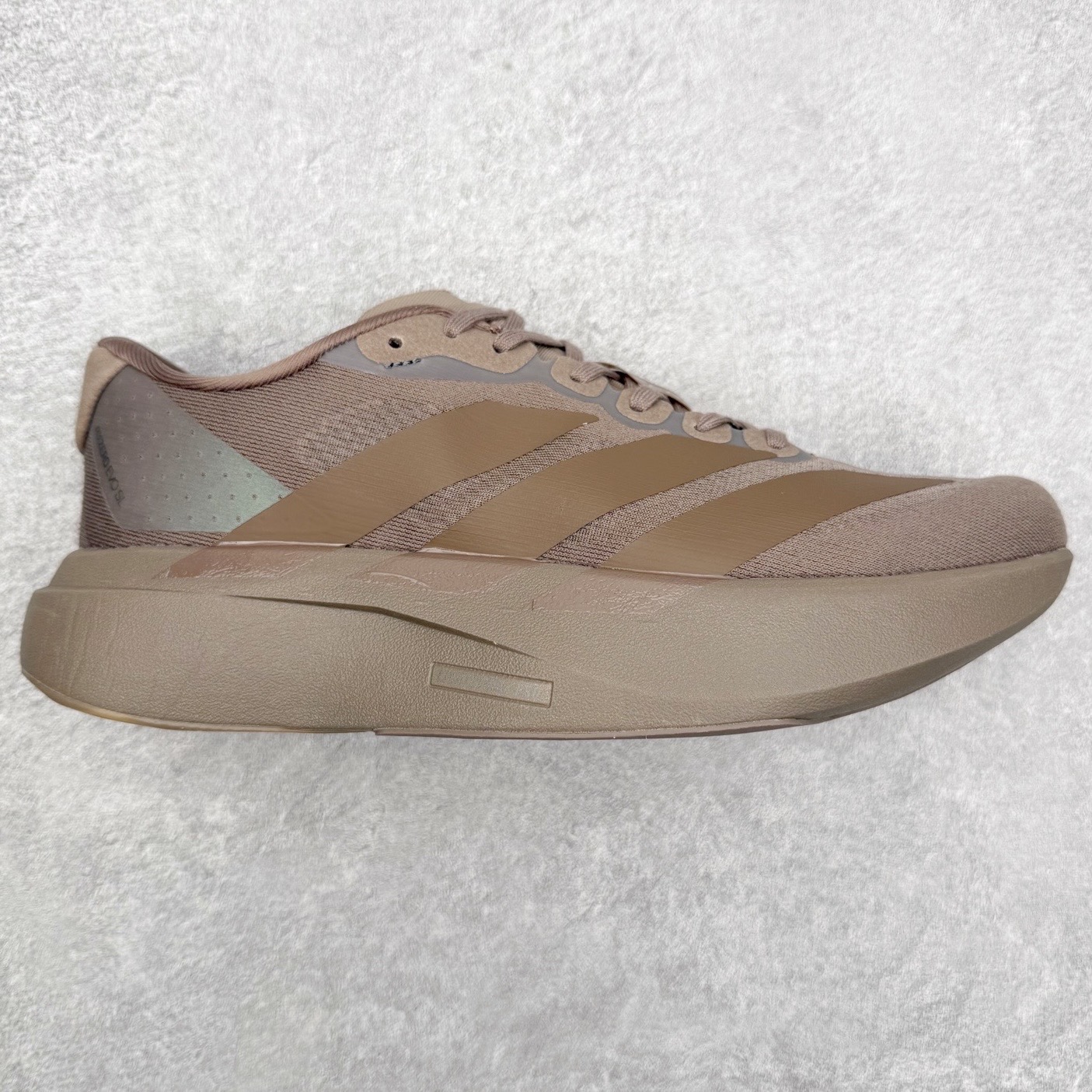 AD Adizero EVO SL 马拉松竞速专业跑鞋 KJ1439 CELERMESH针织网面非常轻薄 纤维间的缝隙很大 可以保证跑步时的透气、排汗效果 鞋舌直接与两侧的内衬和鞋底连接在一起 在跑步过程中不会被鞋舌的左右移动所困扰 在标准鞋带孔的基础上再拓宽一组鞋带孔 适合不同脚型的需求 突破性 EnergyRods 技术，有助于跑者实现更好的成绩 中底独特的LIGHTSTRIKE PRO泡棉材质 微弹感觉在跑步过程中给予了良好的支撑体验 对于顶级精英和高水平进阶跑者来说 ADIOS PRO是一双值得信赖的竞速比赛用鞋 尺码：36 36.5 37.5 38 38.5 39 40 40.5 41 42 42.5 43 44 44.5 45-选品中心