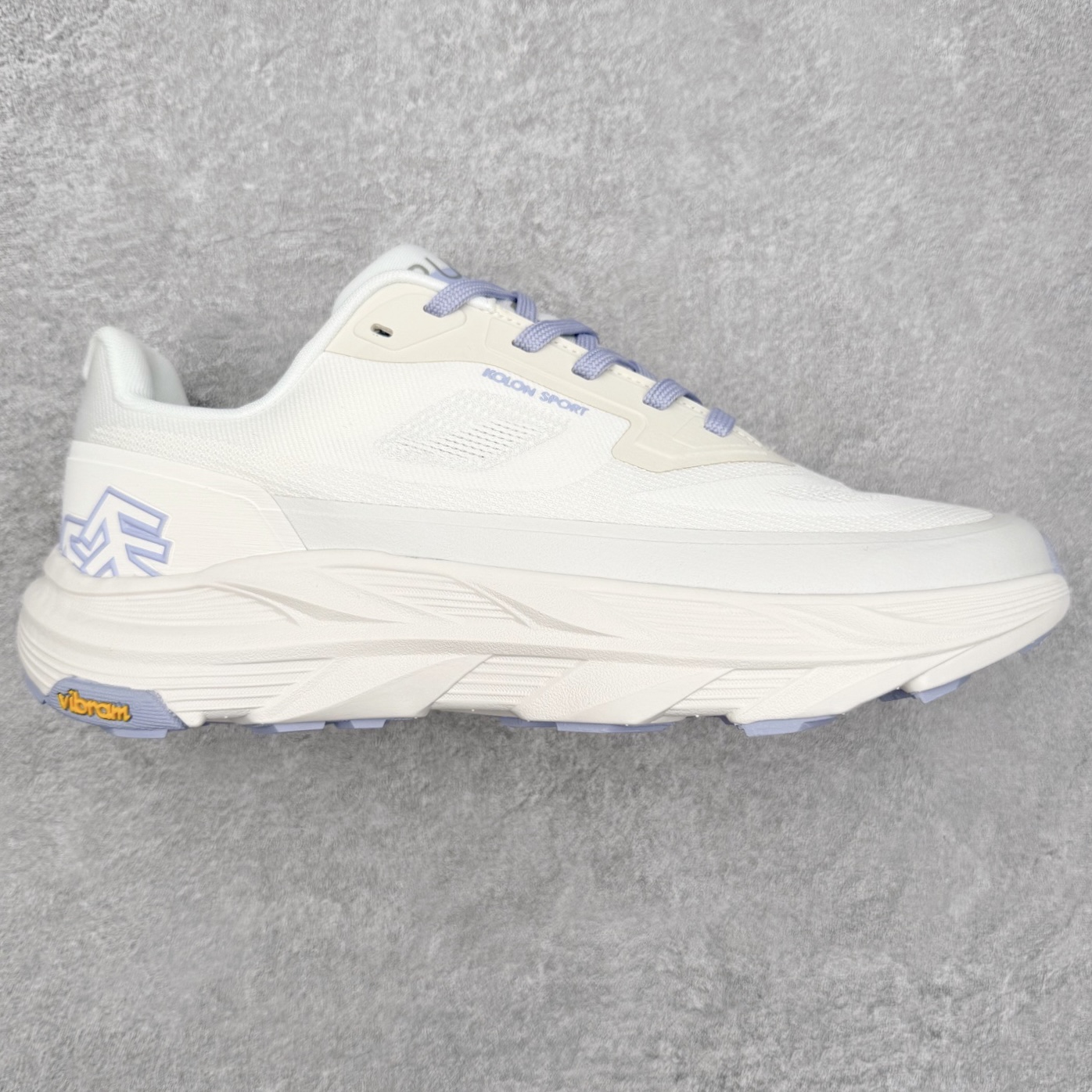 可隆KOLON SPORT 抓地V底巴斯夫轻盈KRUST越野跑鞋 户外功能鞋 男女同款 KOLON SPORT 可隆1973年诞生，并首次推出登山装备。自创立起，KOLON SPORT就把绿色定为基本色调，以常青树为品牌标志，坚持以关爱自然为己任，积极探求自然界的舒适，并以此应用于新产品的开发与研究。40多年来，历经不断革新，成就高端专业户外品牌。实拍调校N版已经零色差零失真 百分百还原实物色彩所见即所得 不存在货不对板色差等低级问题 选购参考实物拍摄 不混卖不参货 只用心做好货严格选品 承诺混一赔十 尺码：36 36.5 37.5 38 38.5 39 40 40.5 41 42 42.5 43 44 44.5 45-选品中心