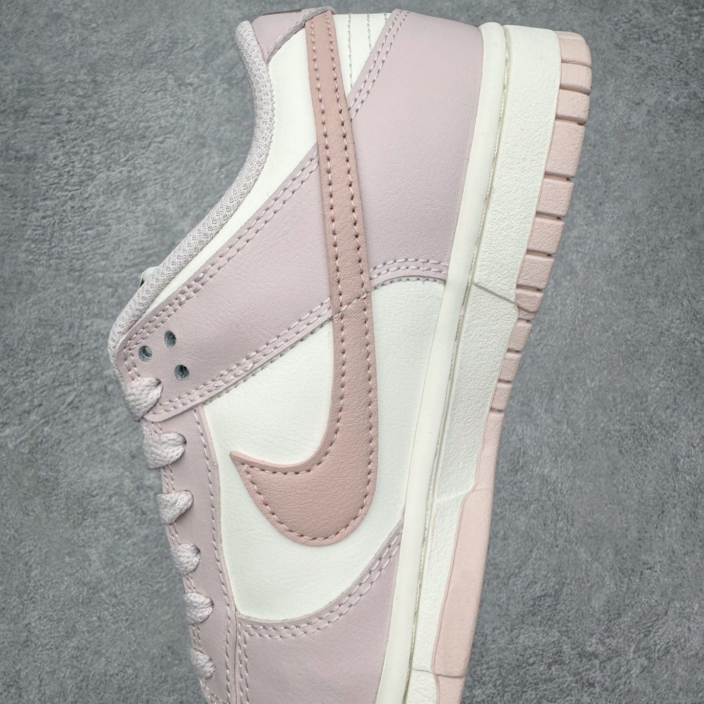 图片[7]-＃YC纯原 NK Dunk Low 柔雾粉 IM6572-602 实力大厂出品 新配色陆续开发 利润个位数只为口碑 全套原纸板楦头开发 确保原汁原味 完美呈现DUNK版型 一比一鞋头弧度高度鞋身弧度 此版本只针对中端市场 皮料材质有所更替 其他数据细节工艺流程均保持一致 绝不口嗨 细节品控鞋型随意对比 独家私模官方第六代原厂航空铝磨具打磨大底 鞋头坡度极致还原 无解鞋型 原盒原配 圈内天花板工艺 原厂玻璃冲刀 超高清洁度 全鞋零毛边皮料切割 原厂中底布点胶 中底布拉帮走线遵循公司 尺码：36 36.5 37.5 38 38.5 39 40 40.5 41 42 42.5 43 44 44.5 45 46-选品中心