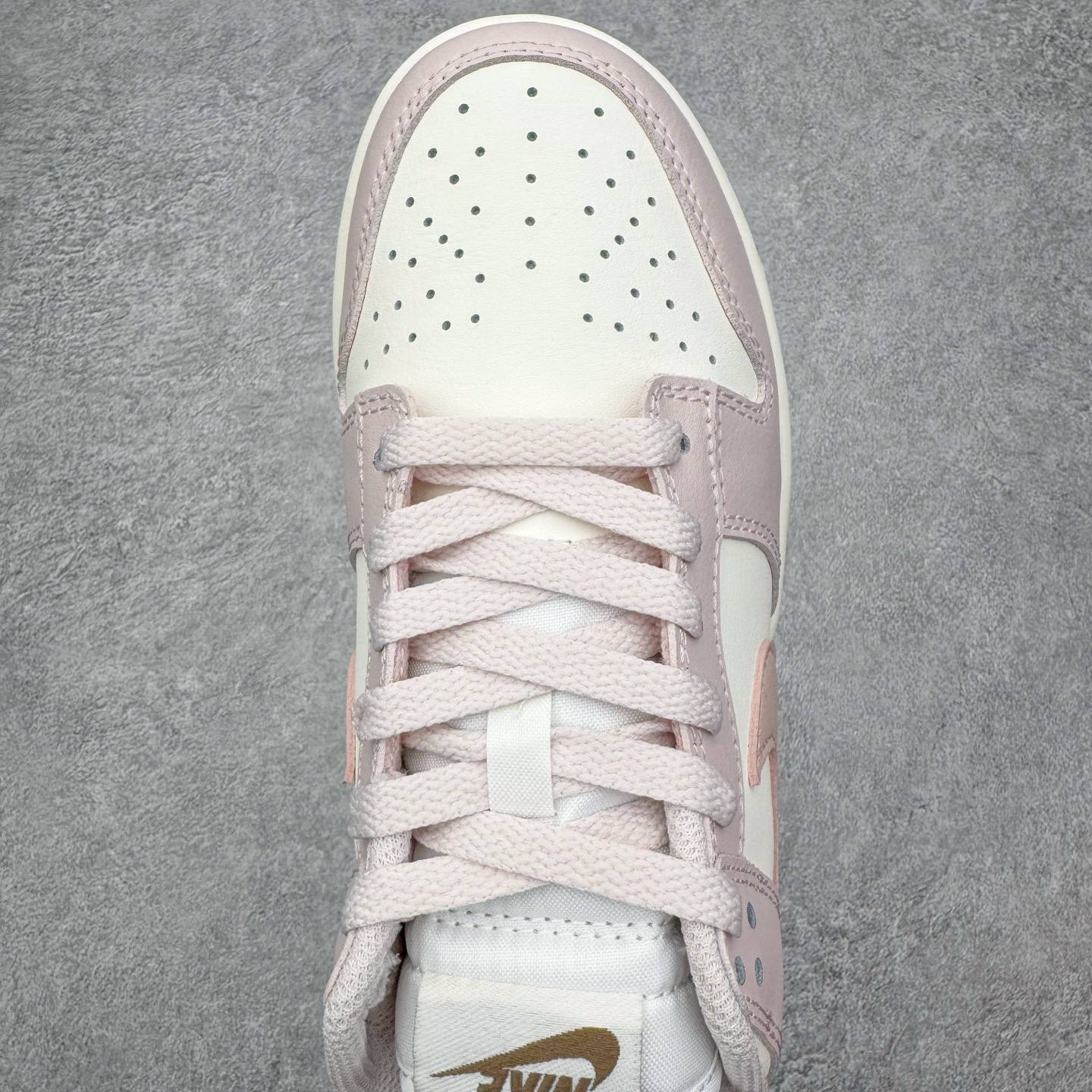 图片[4]-＃YC纯原 NK Dunk Low 柔雾粉 IM6572-602 实力大厂出品 新配色陆续开发 利润个位数只为口碑 全套原纸板楦头开发 确保原汁原味 完美呈现DUNK版型 一比一鞋头弧度高度鞋身弧度 此版本只针对中端市场 皮料材质有所更替 其他数据细节工艺流程均保持一致 绝不口嗨 细节品控鞋型随意对比 独家私模官方第六代原厂航空铝磨具打磨大底 鞋头坡度极致还原 无解鞋型 原盒原配 圈内天花板工艺 原厂玻璃冲刀 超高清洁度 全鞋零毛边皮料切割 原厂中底布点胶 中底布拉帮走线遵循公司 尺码：36 36.5 37.5 38 38.5 39 40 40.5 41 42 42.5 43 44 44.5 45 46-选品中心