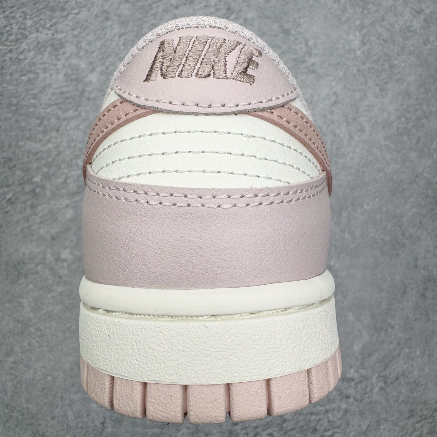 图片[8]-＃YC纯原 NK Dunk Low 柔雾粉 IM6572-602 实力大厂出品 新配色陆续开发 利润个位数只为口碑 全套原纸板楦头开发 确保原汁原味 完美呈现DUNK版型 一比一鞋头弧度高度鞋身弧度 此版本只针对中端市场 皮料材质有所更替 其他数据细节工艺流程均保持一致 绝不口嗨 细节品控鞋型随意对比 独家私模官方第六代原厂航空铝磨具打磨大底 鞋头坡度极致还原 无解鞋型 原盒原配 圈内天花板工艺 原厂玻璃冲刀 超高清洁度 全鞋零毛边皮料切割 原厂中底布点胶 中底布拉帮走线遵循公司 尺码：36 36.5 37.5 38 38.5 39 40 40.5 41 42 42.5 43 44 44.5 45 46-选品中心