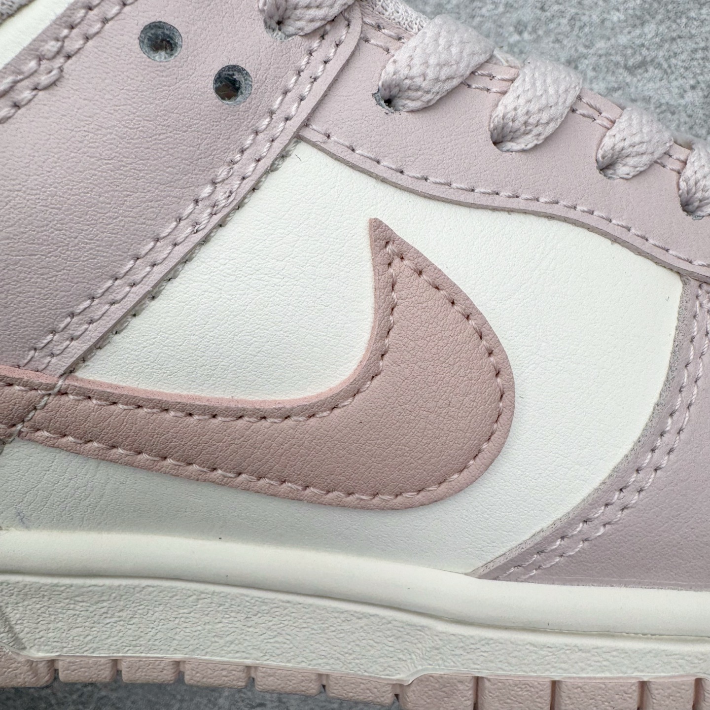 图片[17]-＃YC纯原 NK Dunk Low 柔雾粉 IM6572-602 实力大厂出品 新配色陆续开发 利润个位数只为口碑 全套原纸板楦头开发 确保原汁原味 完美呈现DUNK版型 一比一鞋头弧度高度鞋身弧度 此版本只针对中端市场 皮料材质有所更替 其他数据细节工艺流程均保持一致 绝不口嗨 细节品控鞋型随意对比 独家私模官方第六代原厂航空铝磨具打磨大底 鞋头坡度极致还原 无解鞋型 原盒原配 圈内天花板工艺 原厂玻璃冲刀 超高清洁度 全鞋零毛边皮料切割 原厂中底布点胶 中底布拉帮走线遵循公司 尺码：36 36.5 37.5 38 38.5 39 40 40.5 41 42 42.5 43 44 44.5 45 46-选品中心