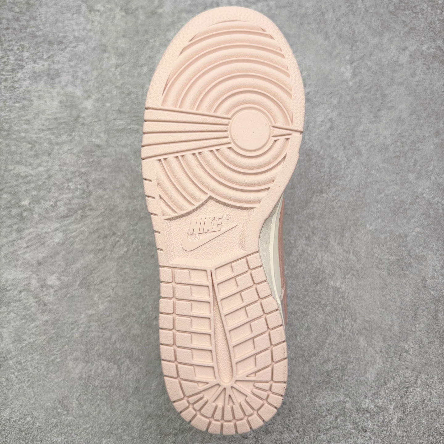 图片[9]-＃YC纯原 NK Dunk Low 柔雾粉 IM6572-602 实力大厂出品 新配色陆续开发 利润个位数只为口碑 全套原纸板楦头开发 确保原汁原味 完美呈现DUNK版型 一比一鞋头弧度高度鞋身弧度 此版本只针对中端市场 皮料材质有所更替 其他数据细节工艺流程均保持一致 绝不口嗨 细节品控鞋型随意对比 独家私模官方第六代原厂航空铝磨具打磨大底 鞋头坡度极致还原 无解鞋型 原盒原配 圈内天花板工艺 原厂玻璃冲刀 超高清洁度 全鞋零毛边皮料切割 原厂中底布点胶 中底布拉帮走线遵循公司 尺码：36 36.5 37.5 38 38.5 39 40 40.5 41 42 42.5 43 44 44.5 45 46-选品中心