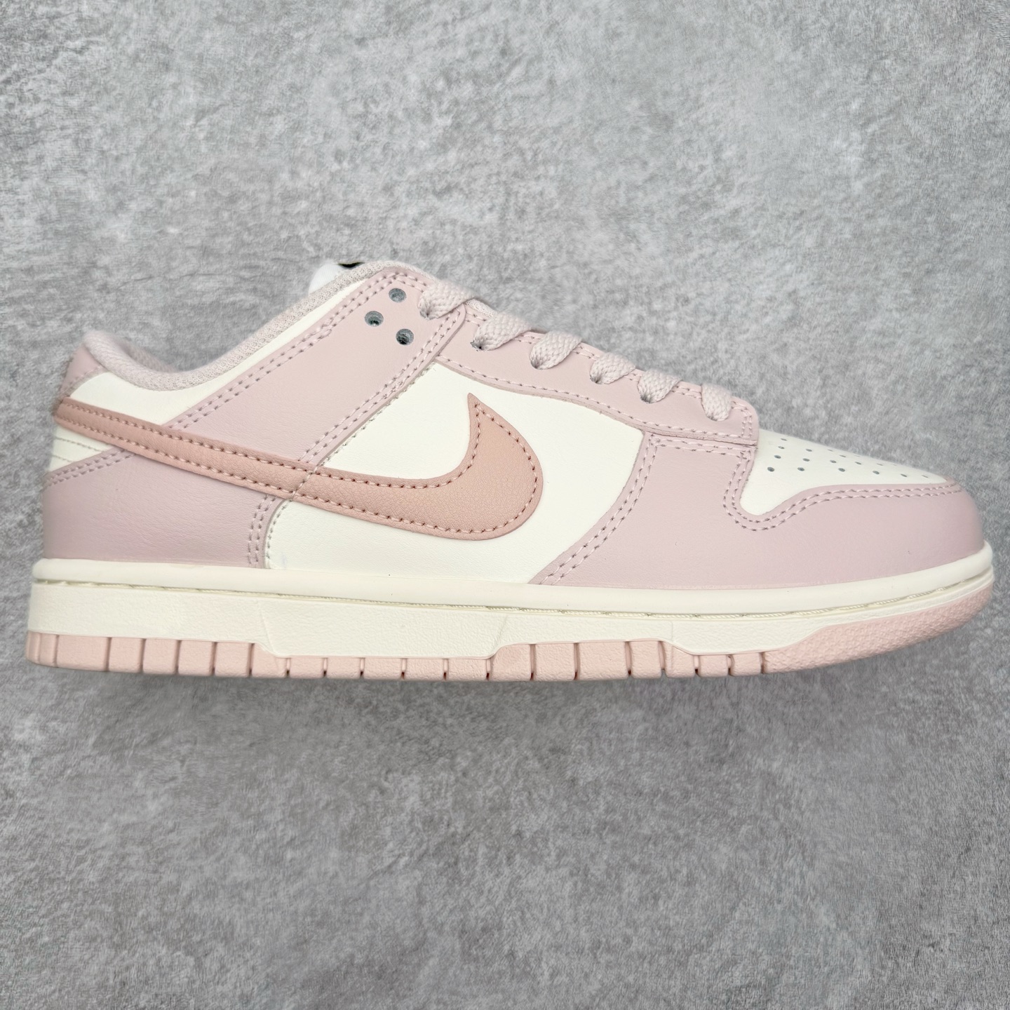 ＃YC纯原 NK Dunk Low 柔雾粉 IM6572-602 实力大厂出品 新配色陆续开发 利润个位数只为口碑 全套原纸板楦头开发 确保原汁原味 完美呈现DUNK版型 一比一鞋头弧度高度鞋身弧度 此版本只针对中端市场 皮料材质有所更替 其他数据细节工艺流程均保持一致 绝不口嗨 细节品控鞋型随意对比 独家私模官方第六代原厂航空铝磨具打磨大底 鞋头坡度极致还原 无解鞋型 原盒原配 圈内天花板工艺 原厂玻璃冲刀 超高清洁度 全鞋零毛边皮料切割 原厂中底布点胶 中底布拉帮走线遵循公司 尺码：36 36.5 37.5 38 38.5 39 40 40.5 41 42 42.5 43 44 44.5 45 46-选品中心