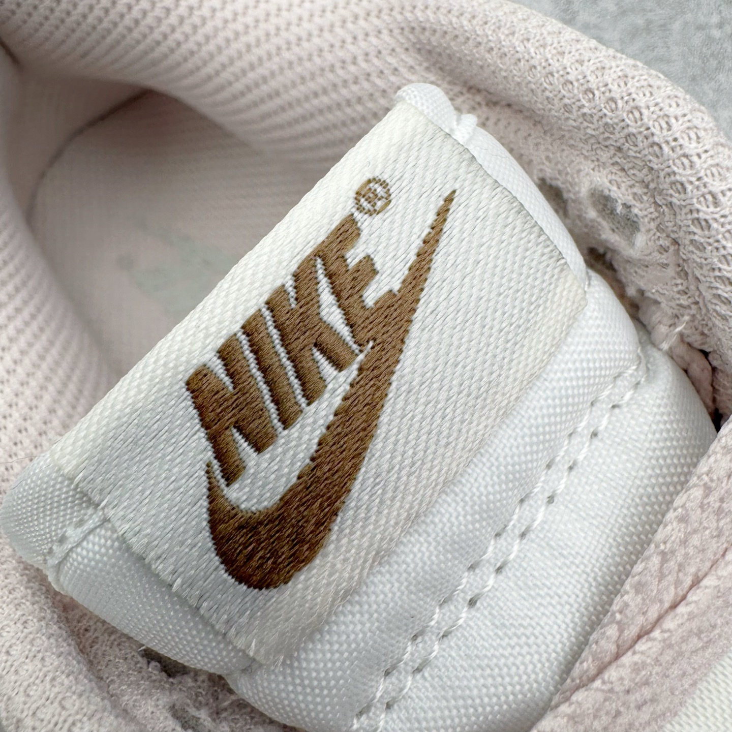 图片[13]-＃YC纯原 NK Dunk Low 柔雾粉 IM6572-602 实力大厂出品 新配色陆续开发 利润个位数只为口碑 全套原纸板楦头开发 确保原汁原味 完美呈现DUNK版型 一比一鞋头弧度高度鞋身弧度 此版本只针对中端市场 皮料材质有所更替 其他数据细节工艺流程均保持一致 绝不口嗨 细节品控鞋型随意对比 独家私模官方第六代原厂航空铝磨具打磨大底 鞋头坡度极致还原 无解鞋型 原盒原配 圈内天花板工艺 原厂玻璃冲刀 超高清洁度 全鞋零毛边皮料切割 原厂中底布点胶 中底布拉帮走线遵循公司 尺码：36 36.5 37.5 38 38.5 39 40 40.5 41 42 42.5 43 44 44.5 45 46-选品中心