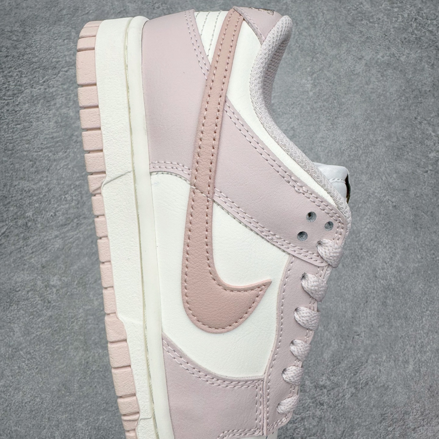 图片[6]-＃YC纯原 NK Dunk Low 柔雾粉 IM6572-602 实力大厂出品 新配色陆续开发 利润个位数只为口碑 全套原纸板楦头开发 确保原汁原味 完美呈现DUNK版型 一比一鞋头弧度高度鞋身弧度 此版本只针对中端市场 皮料材质有所更替 其他数据细节工艺流程均保持一致 绝不口嗨 细节品控鞋型随意对比 独家私模官方第六代原厂航空铝磨具打磨大底 鞋头坡度极致还原 无解鞋型 原盒原配 圈内天花板工艺 原厂玻璃冲刀 超高清洁度 全鞋零毛边皮料切割 原厂中底布点胶 中底布拉帮走线遵循公司 尺码：36 36.5 37.5 38 38.5 39 40 40.5 41 42 42.5 43 44 44.5 45 46-选品中心