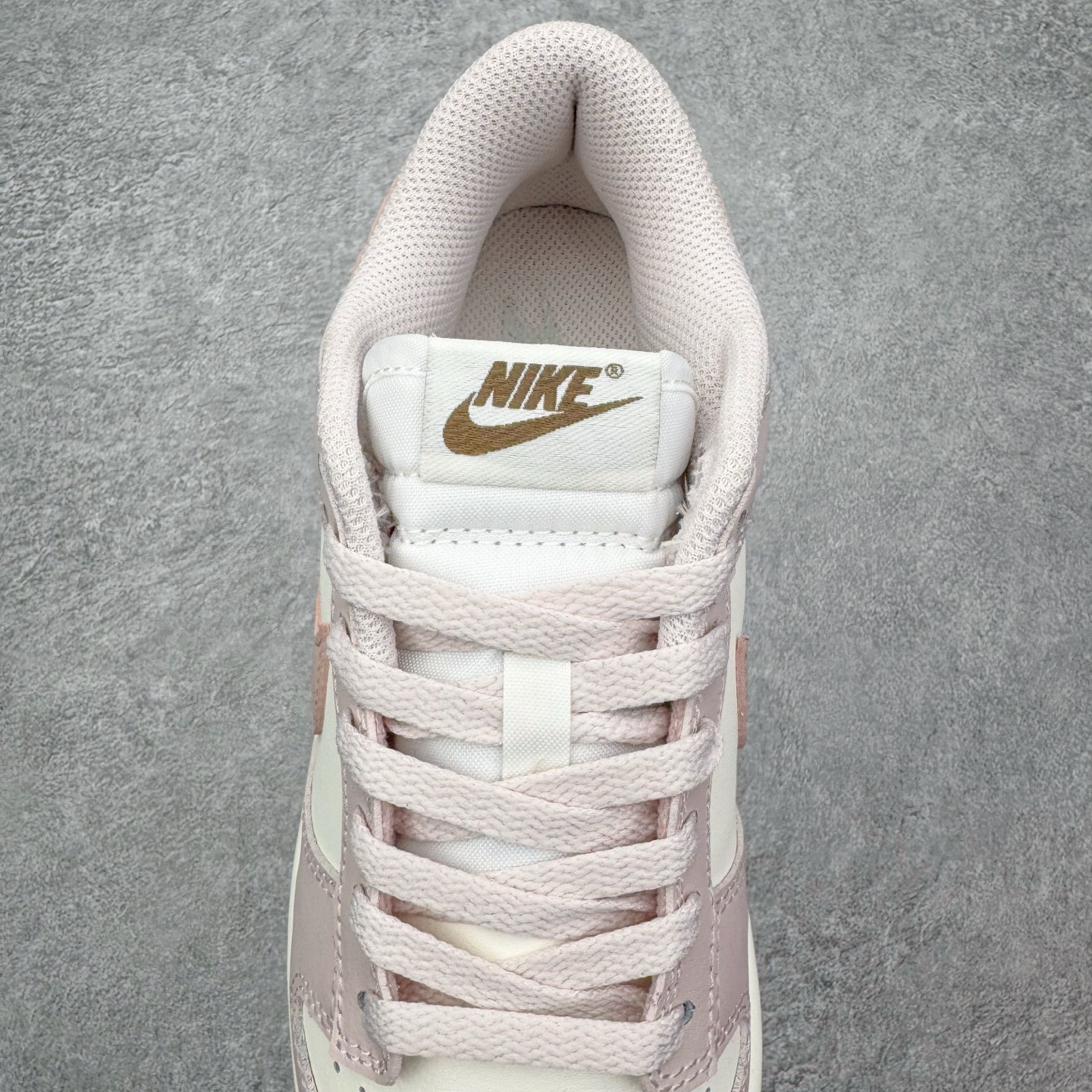 图片[5]-＃YC纯原 NK Dunk Low 柔雾粉 IM6572-602 实力大厂出品 新配色陆续开发 利润个位数只为口碑 全套原纸板楦头开发 确保原汁原味 完美呈现DUNK版型 一比一鞋头弧度高度鞋身弧度 此版本只针对中端市场 皮料材质有所更替 其他数据细节工艺流程均保持一致 绝不口嗨 细节品控鞋型随意对比 独家私模官方第六代原厂航空铝磨具打磨大底 鞋头坡度极致还原 无解鞋型 原盒原配 圈内天花板工艺 原厂玻璃冲刀 超高清洁度 全鞋零毛边皮料切割 原厂中底布点胶 中底布拉帮走线遵循公司 尺码：36 36.5 37.5 38 38.5 39 40 40.5 41 42 42.5 43 44 44.5 45 46-选品中心