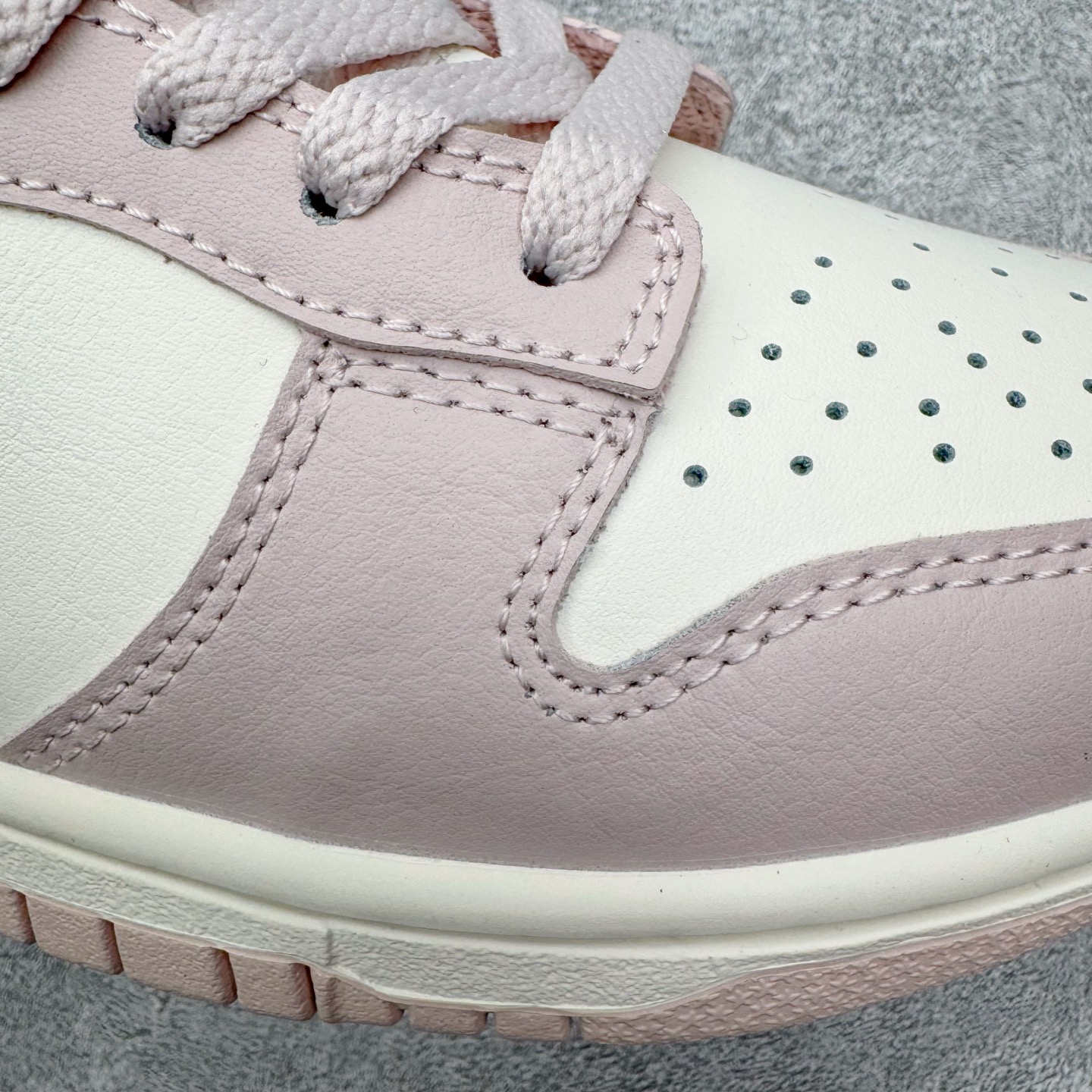 图片[18]-＃YC纯原 NK Dunk Low 柔雾粉 IM6572-602 实力大厂出品 新配色陆续开发 利润个位数只为口碑 全套原纸板楦头开发 确保原汁原味 完美呈现DUNK版型 一比一鞋头弧度高度鞋身弧度 此版本只针对中端市场 皮料材质有所更替 其他数据细节工艺流程均保持一致 绝不口嗨 细节品控鞋型随意对比 独家私模官方第六代原厂航空铝磨具打磨大底 鞋头坡度极致还原 无解鞋型 原盒原配 圈内天花板工艺 原厂玻璃冲刀 超高清洁度 全鞋零毛边皮料切割 原厂中底布点胶 中底布拉帮走线遵循公司 尺码：36 36.5 37.5 38 38.5 39 40 40.5 41 42 42.5 43 44 44.5 45 46-选品中心