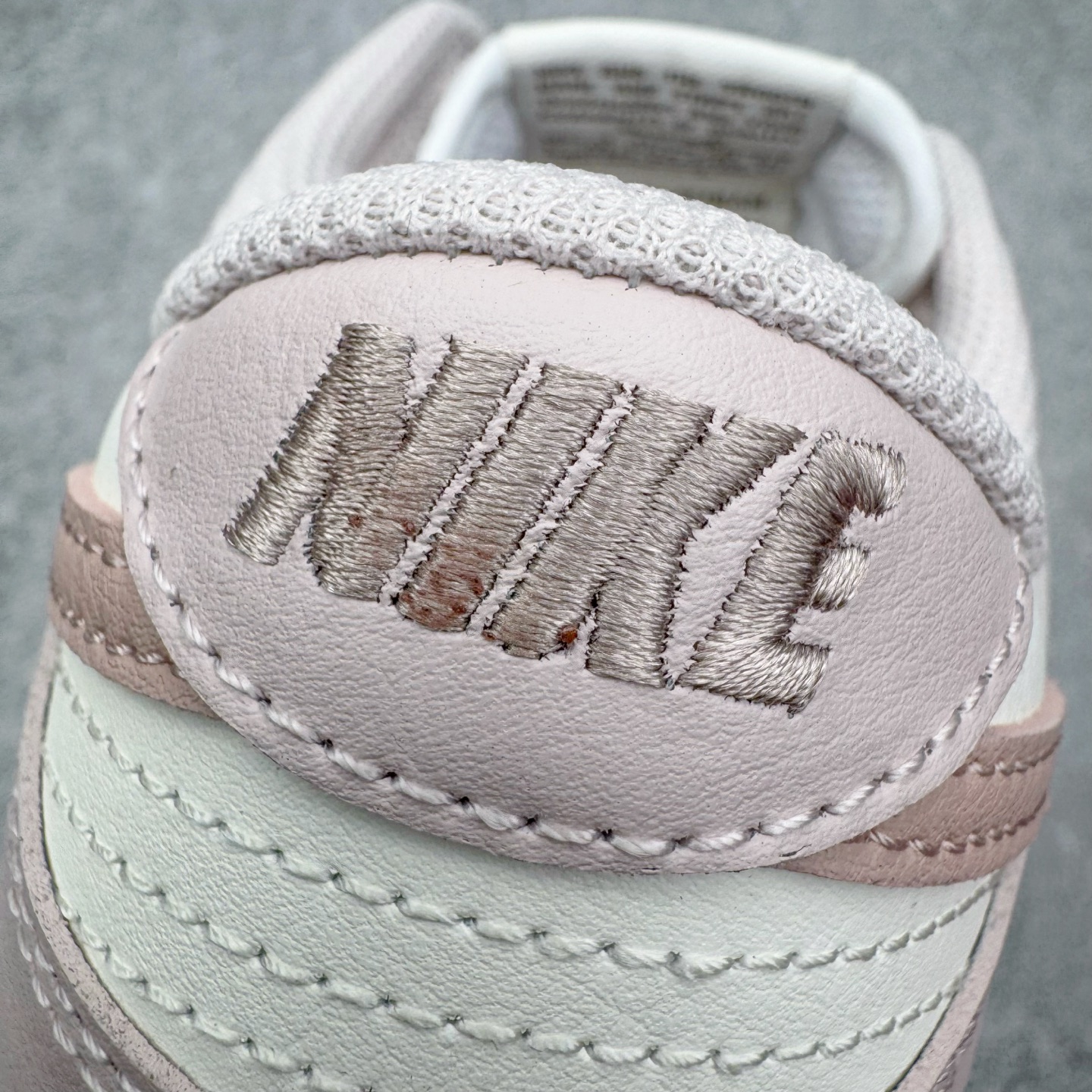 图片[15]-＃YC纯原 NK Dunk Low 柔雾粉 IM6572-602 实力大厂出品 新配色陆续开发 利润个位数只为口碑 全套原纸板楦头开发 确保原汁原味 完美呈现DUNK版型 一比一鞋头弧度高度鞋身弧度 此版本只针对中端市场 皮料材质有所更替 其他数据细节工艺流程均保持一致 绝不口嗨 细节品控鞋型随意对比 独家私模官方第六代原厂航空铝磨具打磨大底 鞋头坡度极致还原 无解鞋型 原盒原配 圈内天花板工艺 原厂玻璃冲刀 超高清洁度 全鞋零毛边皮料切割 原厂中底布点胶 中底布拉帮走线遵循公司 尺码：36 36.5 37.5 38 38.5 39 40 40.5 41 42 42.5 43 44 44.5 45 46-选品中心