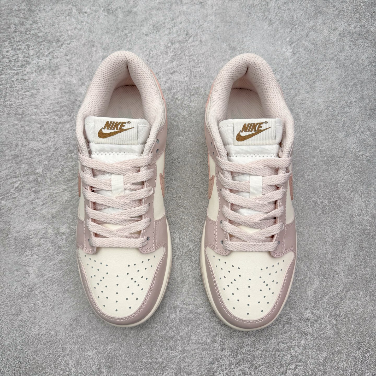 图片[2]-＃YC纯原 NK Dunk Low 柔雾粉 IM6572-602 实力大厂出品 新配色陆续开发 利润个位数只为口碑 全套原纸板楦头开发 确保原汁原味 完美呈现DUNK版型 一比一鞋头弧度高度鞋身弧度 此版本只针对中端市场 皮料材质有所更替 其他数据细节工艺流程均保持一致 绝不口嗨 细节品控鞋型随意对比 独家私模官方第六代原厂航空铝磨具打磨大底 鞋头坡度极致还原 无解鞋型 原盒原配 圈内天花板工艺 原厂玻璃冲刀 超高清洁度 全鞋零毛边皮料切割 原厂中底布点胶 中底布拉帮走线遵循公司 尺码：36 36.5 37.5 38 38.5 39 40 40.5 41 42 42.5 43 44 44.5 45 46-选品中心