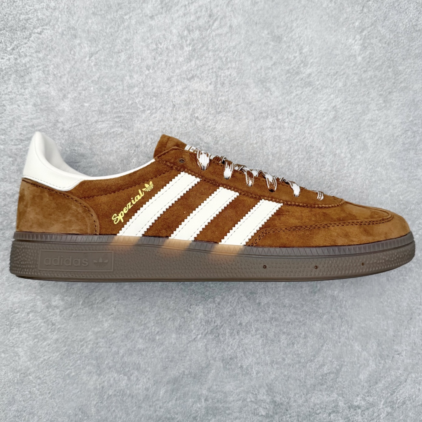 ＃C版纯原 AD Originals Handball SPZL 手球运动员系列百搭休闲运动板鞋 KI5938 这款来自阿迪达斯的这款HANDBALL SPZL前身是一双手球运动鞋，这一次拿来复刻，所以鞋面的主要色彩选用了黑色， 鞋面外侧除了Spezial字母之外还有三叶草标志。Handball SPZL作为复古手球训练鞋与作为室内足球鞋的Samba有着异曲同工之处，但是质感更为出众的鞋身以及丰富的配色选择比起Samba来讲可以说是更胜一筹了！尺码：36 36⅔ 37⅓ 38 38⅔ 39⅓ 40 40⅔ 41⅓ 42 42⅔ 43⅓ 44 45-选品中心