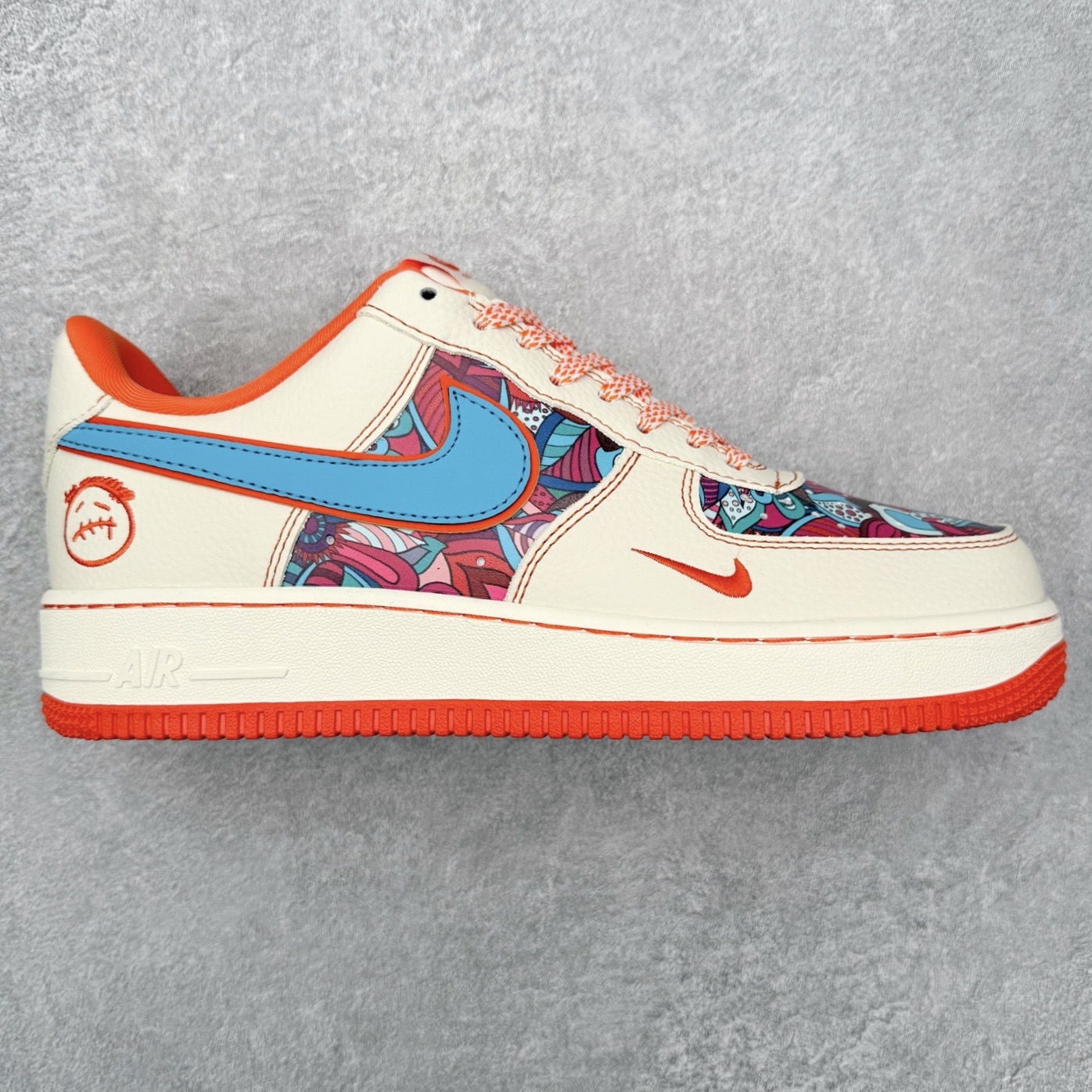 NK Air Force 1´07 Low 空军一号低帮百搭休闲运动板鞋 XL1979-125 柔软、弹性十足的缓震性能和出色的中底设计 横跨复古与现代的外型结合 造就出风靡全球 三十多年的Force 1 直到今天还深受青睐 实拍调校N版已经零色差零失真 百分百还原实物色彩所见即所得 不存在货不对板色差等低级问题 选购参考实物拍摄 不混卖不参货 只用心做好货严格选品 承诺混一赔十 尺码：36 36.5 37.5 38 38.5 39 40 40.5 41 42 42.5 43 44 44.5 45-选品中心