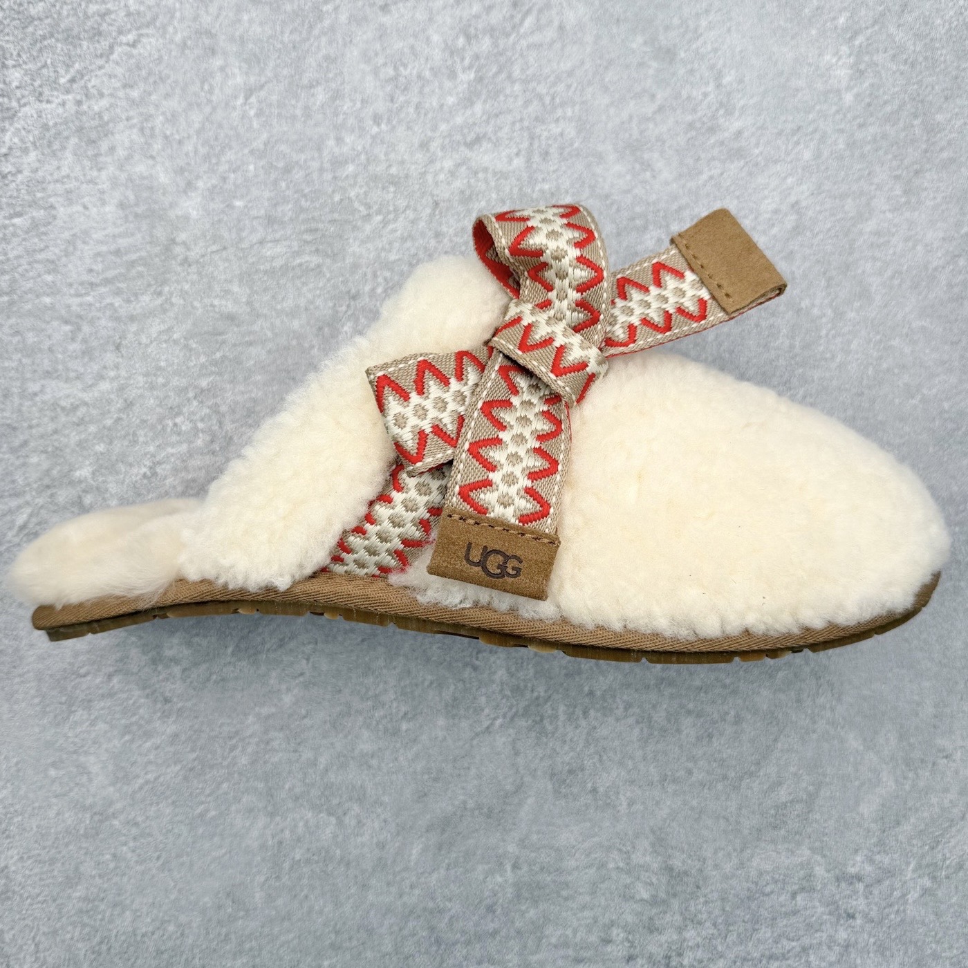 UGG 8266 MAXI 舒适厚底加绒 防滑包头拖鞋 女款 全鞋采用ZP同厂 隆丰A级澳洲进口羊皮毛一体 品牌代工厂生产线 完全遵循ZP工艺流程 代工厂原厂版师 秉承无原鞋不开发选择 注重每一处细节 市面最正版型 TREADLITE\\\