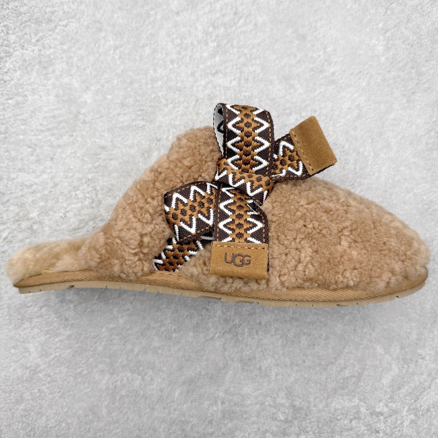 UGG 8266 MAXI 舒适厚底加绒 防滑包头拖鞋 女款 全鞋采用ZP同厂 隆丰A级澳洲进口羊皮毛一体 品牌代工厂生产线 完全遵循ZP工艺流程 代工厂原厂版师 秉承无原鞋不开发选择 注重每一处细节 市面最正版型 TREADLITE\\\