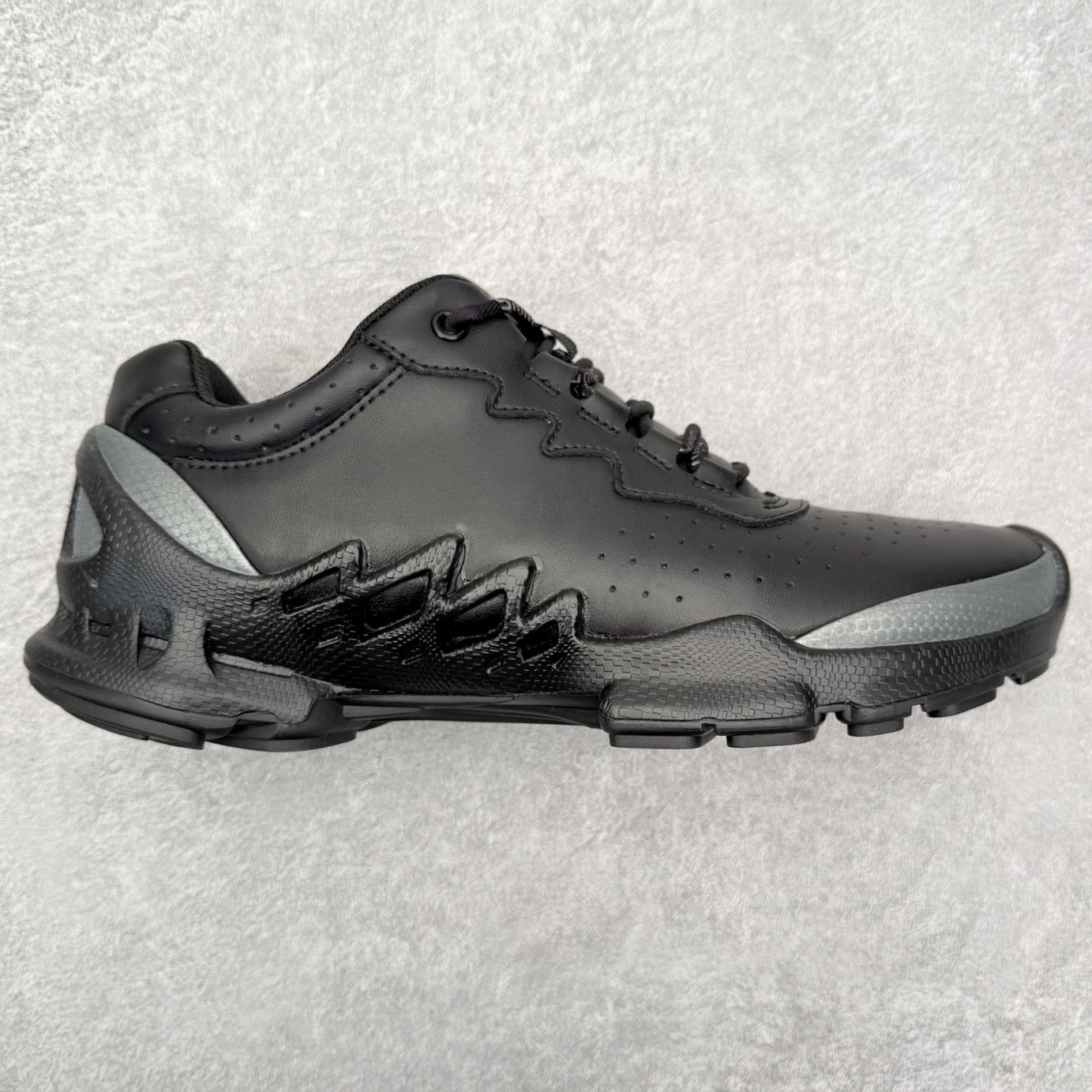 ECCO爱步跑步鞋百搭舒适 秋冬新款厚底休闲运动鞋男鞋 灵动系列 黄景瑜同款 品质牛皮鞋面，轻盈柔韧 具有良好的透气性 细腻柔软 简约系带设计 可自由调节松紧 贴合脚型 PU泡沫橡胶大底 抓地力强 具有良好的防滑耐磨性 时尚简约 休闲百搭 尺码：38 39 40 41 42 43 44 （皮鞋码）-选品中心