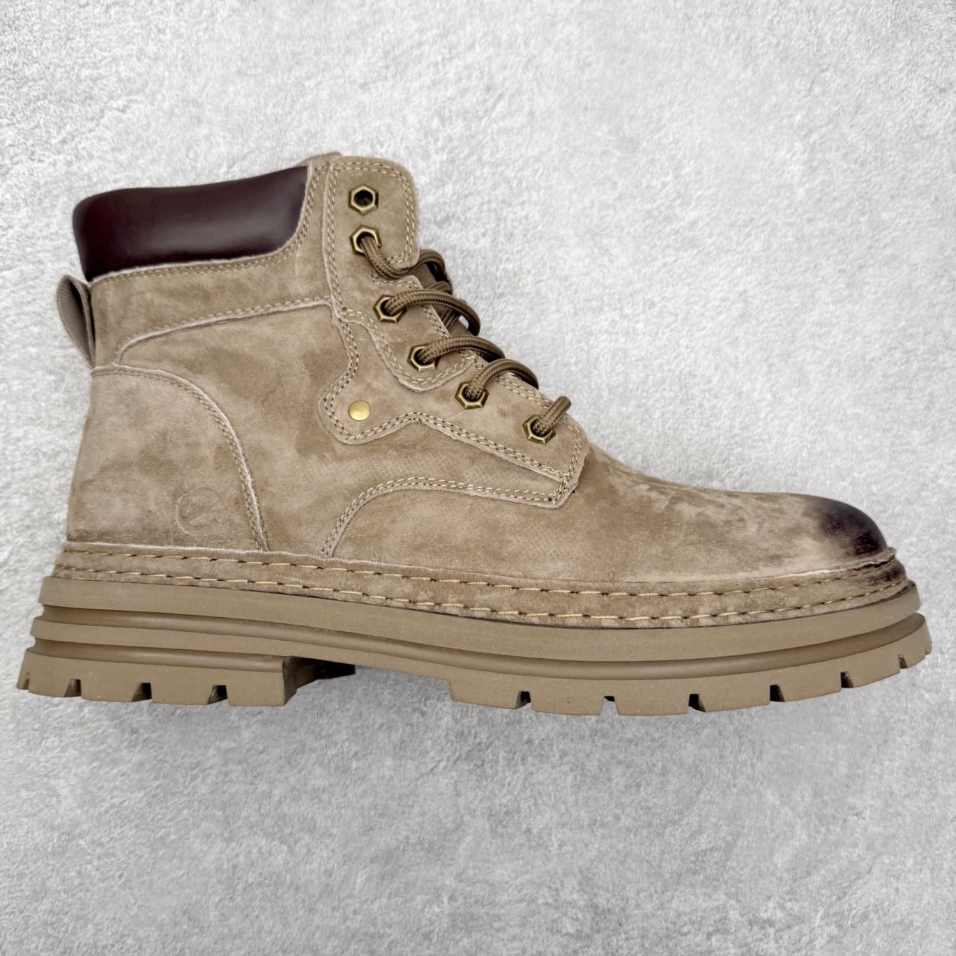 ECCO爱步男鞋大黄靴 防滑厚底马丁靴 工装靴真皮靴 适酷系列 臻选头层皮鞋面 弹性柔韧 舒适透气 带来舒适享受的脚感 贴合足底 便携简约系带设计 可自由调节松紧 细致精湛车线 牢固可靠 带来更持久穿搭品质 防滑弹力鞋底 清晰防滑纹理 轻盈弹力不厚重 抓地耐磨 舒适内里 柔软透气 合脚稳固 尺码：39 40 41 42 43 44 45（皮鞋码）-选品中心