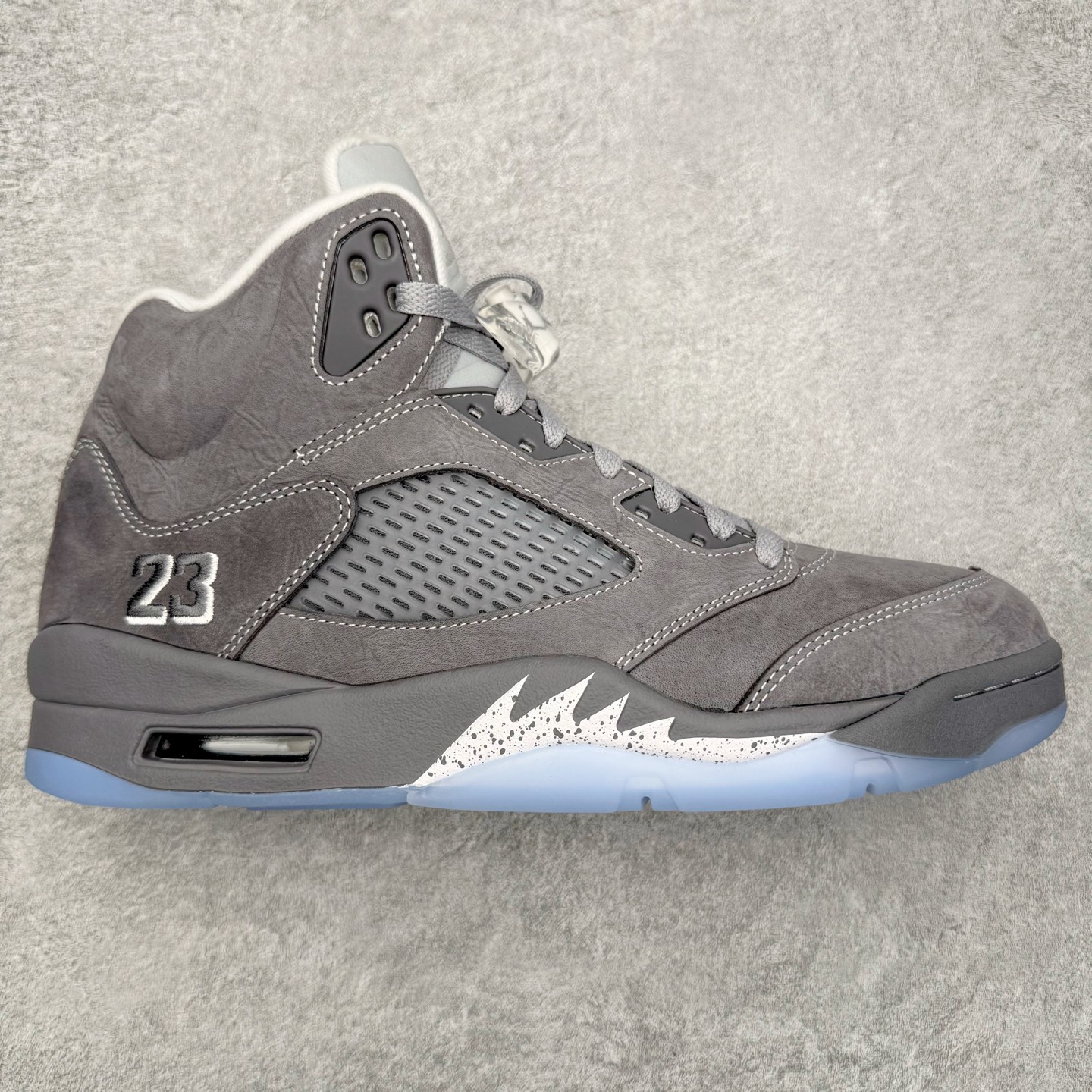 ＃Ljr特供 Air Jordan AJ5 OG 狼灰 DD0587-002 全新改良批次 圈内最强倒钩系列 恪守真诚 承诺混一赔十 高端零售裸鞋圈特供批次 SZ原厂全套原楦原纸板冲刀磨具开发 原厂皮料加持 原厂港宝加持定型后跟R度完美 同源原厂电绣 飞翼针数密度立体效果一致 百分百一致原鞋 原厂拉帮工艺 针距密度一致 后跟弧度收口自然不对折 极致一眼正品既视感 进口玻璃冲刀皮料裁剪零毛边 全鞋电脑针车工艺 品控清洁度最高QC检验标准 免检产品 原厂订购鞋盒、鞋标、防尘纸、鞋撑、鞋带 追求极致的原厂味道 尺码：40.5 41 42 42.5 43 44 44.5 45 45.5 46 47.5 48.5-选品中心