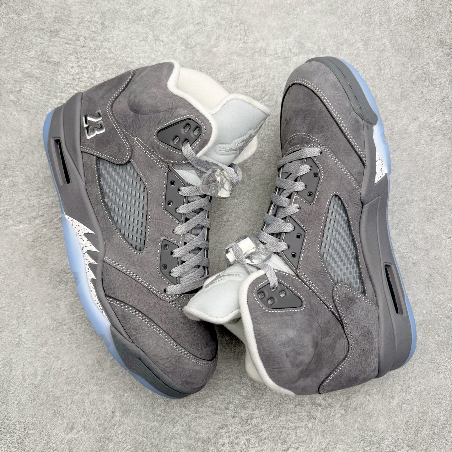 图片[3]-＃Ljr特供 Air Jordan AJ5 OG 狼灰 DD0587-002 全新改良批次 圈内最强倒钩系列 恪守真诚 承诺混一赔十 高端零售裸鞋圈特供批次 SZ原厂全套原楦原纸板冲刀磨具开发 原厂皮料加持 原厂港宝加持定型后跟R度完美 同源原厂电绣 飞翼针数密度立体效果一致 百分百一致原鞋 原厂拉帮工艺 针距密度一致 后跟弧度收口自然不对折 极致一眼正品既视感 进口玻璃冲刀皮料裁剪零毛边 全鞋电脑针车工艺 品控清洁度最高QC检验标准 免检产品 原厂订购鞋盒、鞋标、防尘纸、鞋撑、鞋带 追求极致的原厂味道 尺码：40.5 41 42 42.5 43 44 44.5 45 45.5 46 47.5 48.5-选品中心