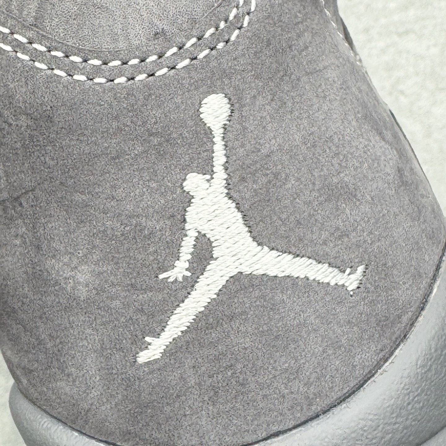 图片[22]-＃Ljr特供 Air Jordan AJ5 OG 狼灰 DD0587-002 全新改良批次 圈内最强倒钩系列 恪守真诚 承诺混一赔十 高端零售裸鞋圈特供批次 SZ原厂全套原楦原纸板冲刀磨具开发 原厂皮料加持 原厂港宝加持定型后跟R度完美 同源原厂电绣 飞翼针数密度立体效果一致 百分百一致原鞋 原厂拉帮工艺 针距密度一致 后跟弧度收口自然不对折 极致一眼正品既视感 进口玻璃冲刀皮料裁剪零毛边 全鞋电脑针车工艺 品控清洁度最高QC检验标准 免检产品 原厂订购鞋盒、鞋标、防尘纸、鞋撑、鞋带 追求极致的原厂味道 尺码：40.5 41 42 42.5 43 44 44.5 45 45.5 46 47.5 48.5-选品中心