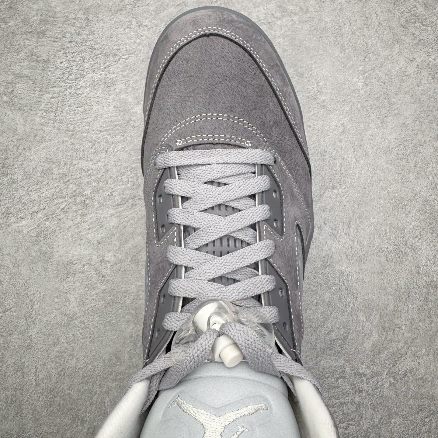 图片[4]-＃Ljr特供 Air Jordan AJ5 OG 狼灰 DD0587-002 全新改良批次 圈内最强倒钩系列 恪守真诚 承诺混一赔十 高端零售裸鞋圈特供批次 SZ原厂全套原楦原纸板冲刀磨具开发 原厂皮料加持 原厂港宝加持定型后跟R度完美 同源原厂电绣 飞翼针数密度立体效果一致 百分百一致原鞋 原厂拉帮工艺 针距密度一致 后跟弧度收口自然不对折 极致一眼正品既视感 进口玻璃冲刀皮料裁剪零毛边 全鞋电脑针车工艺 品控清洁度最高QC检验标准 免检产品 原厂订购鞋盒、鞋标、防尘纸、鞋撑、鞋带 追求极致的原厂味道 尺码：40.5 41 42 42.5 43 44 44.5 45 45.5 46 47.5 48.5-选品中心