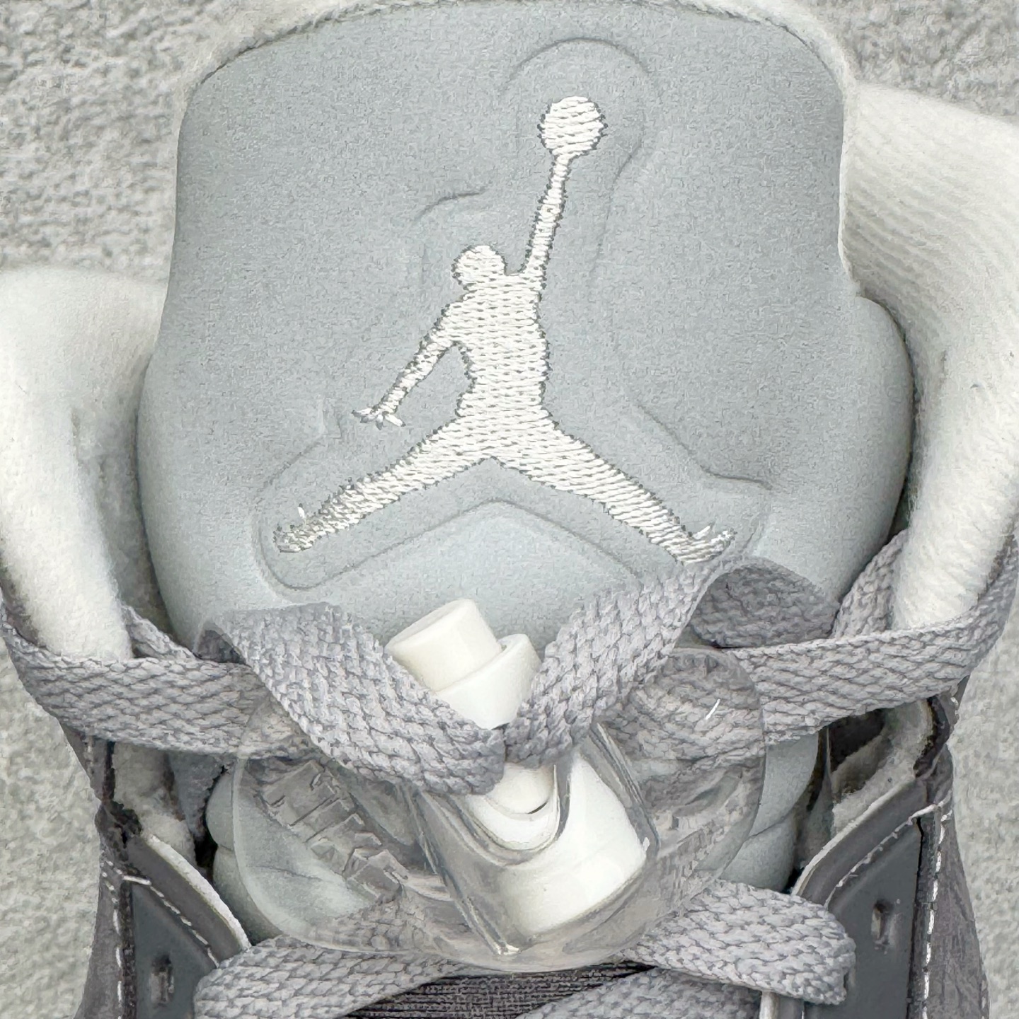 图片[20]-＃Ljr特供 Air Jordan AJ5 OG 狼灰 DD0587-002 全新改良批次 圈内最强倒钩系列 恪守真诚 承诺混一赔十 高端零售裸鞋圈特供批次 SZ原厂全套原楦原纸板冲刀磨具开发 原厂皮料加持 原厂港宝加持定型后跟R度完美 同源原厂电绣 飞翼针数密度立体效果一致 百分百一致原鞋 原厂拉帮工艺 针距密度一致 后跟弧度收口自然不对折 极致一眼正品既视感 进口玻璃冲刀皮料裁剪零毛边 全鞋电脑针车工艺 品控清洁度最高QC检验标准 免检产品 原厂订购鞋盒、鞋标、防尘纸、鞋撑、鞋带 追求极致的原厂味道 尺码：40.5 41 42 42.5 43 44 44.5 45 45.5 46 47.5 48.5-选品中心