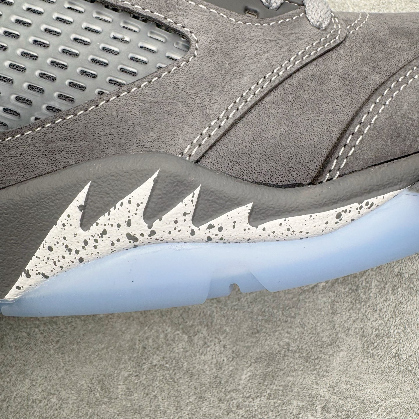 图片[16]-＃Ljr特供 Air Jordan AJ5 OG 狼灰 DD0587-002 全新改良批次 圈内最强倒钩系列 恪守真诚 承诺混一赔十 高端零售裸鞋圈特供批次 SZ原厂全套原楦原纸板冲刀磨具开发 原厂皮料加持 原厂港宝加持定型后跟R度完美 同源原厂电绣 飞翼针数密度立体效果一致 百分百一致原鞋 原厂拉帮工艺 针距密度一致 后跟弧度收口自然不对折 极致一眼正品既视感 进口玻璃冲刀皮料裁剪零毛边 全鞋电脑针车工艺 品控清洁度最高QC检验标准 免检产品 原厂订购鞋盒、鞋标、防尘纸、鞋撑、鞋带 追求极致的原厂味道 尺码：40.5 41 42 42.5 43 44 44.5 45 45.5 46 47.5 48.5-选品中心